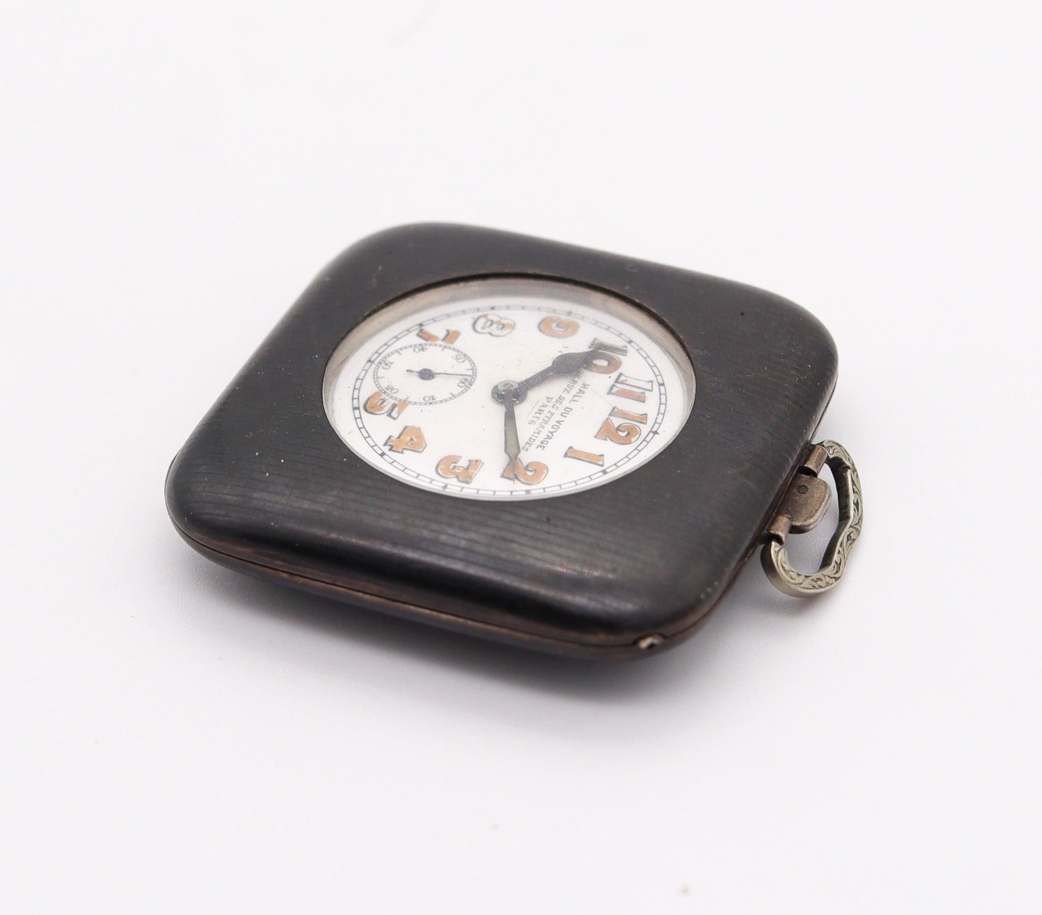 Horloge de voyage pliable conçue par Hall Du Voyage Paris.

Il s'agit d'une belle et utile montre de voyage, créée à Paris en France au début du 20e siècle. Le boîtier de la montre est pliable et a été réalisé en argent sterling avec des