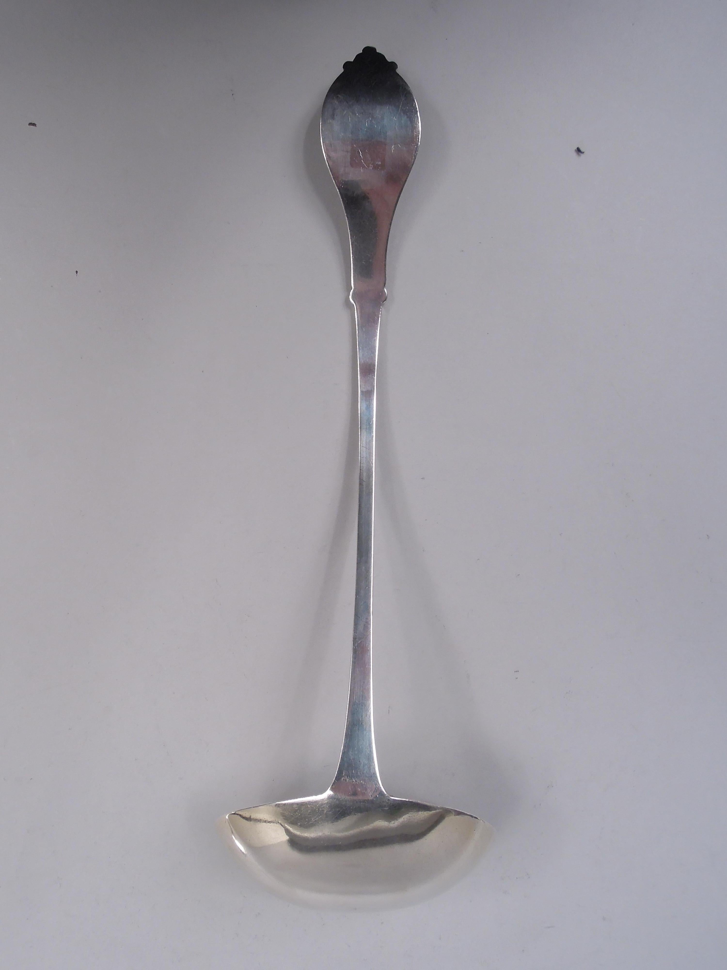 Suppenkelle mit Medaillonmünze aus Silber. Oval mit Perlen und Tupfen, mit nach rechts gerichtetem weiblichem Profil, umgeben von Schnecken und Wulst. Facettierter Schaft mit stilisierten Schriftrollen auf liniertem Grund. Ovale Schale.