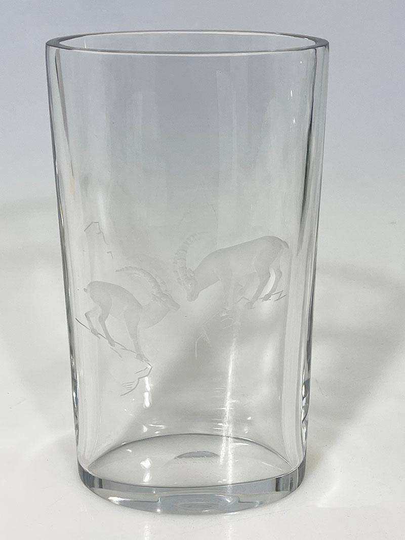 Hallet, Delvenne per Val Saint Lambert Vaso in cristallo trasparente con animale Stambecco, Firmato

Un vaso di cristallo ovale tre volte firmato con l'animale Stambecco inciso su rocce in rilievo. 
Un vaso realizzato in Belgio da Val Saint Lambert