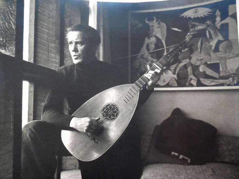 Wolfgang Roth spielt Musikinstrument, Mandolin, Vintage-Druck – Photograph von Halley Erskine