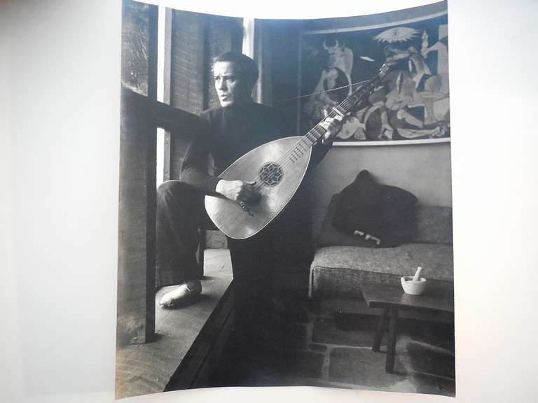 Halley Erskine Black and White Photograph – Wolfgang Roth spielt Musikinstrument, Mandolin, Vintage-Druck