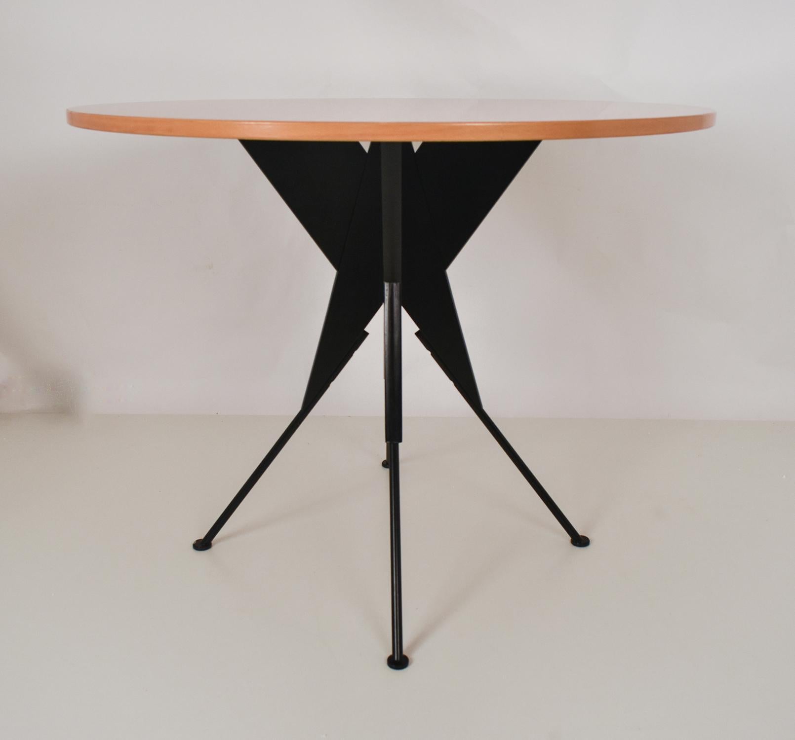 Table of precise and linear geometry that seeks in its constructive contradiction to recall the projection of a comet. Its materiality is captured by combining wood and metal.
The wooden table top was a commission.