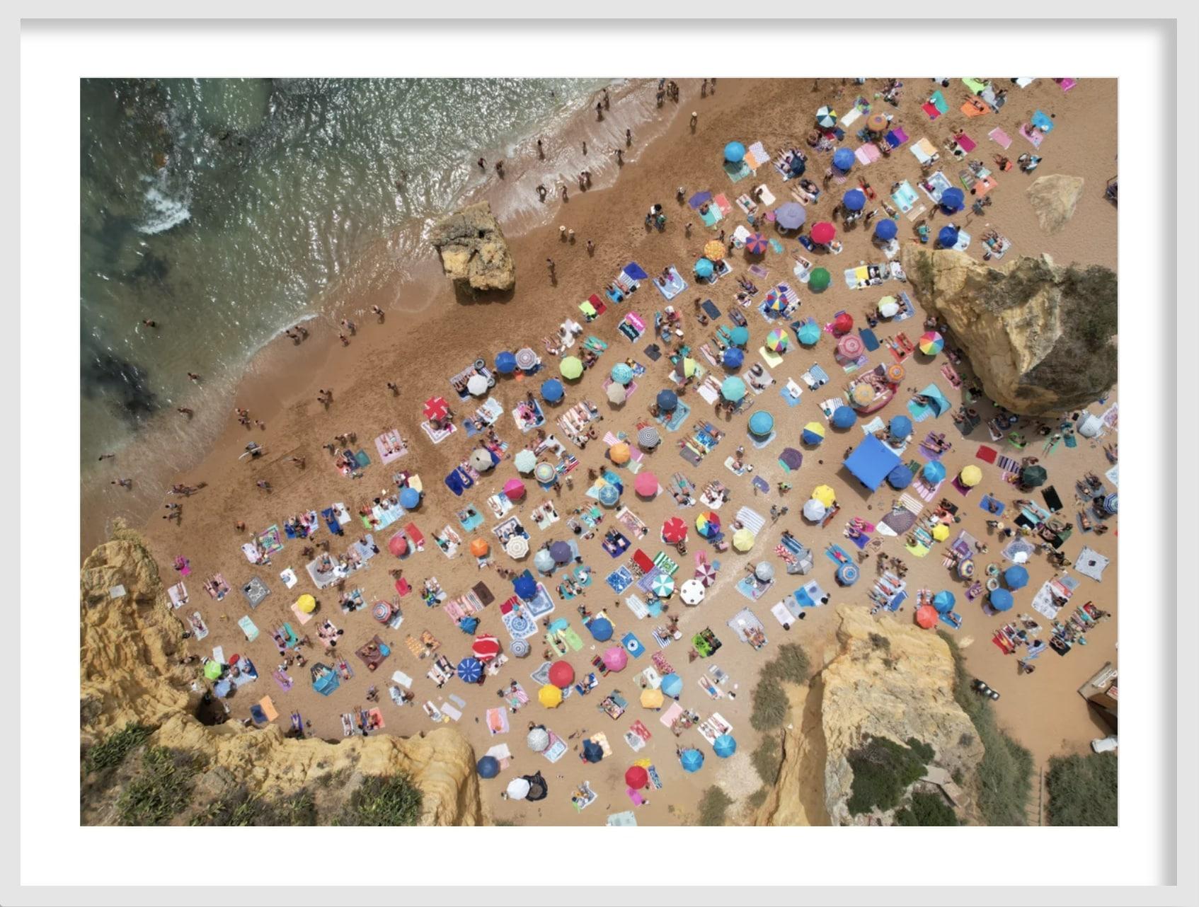 Ombrello Candy con cornice (Algarve, Portogallo) - Photograph di Hallie Geller
