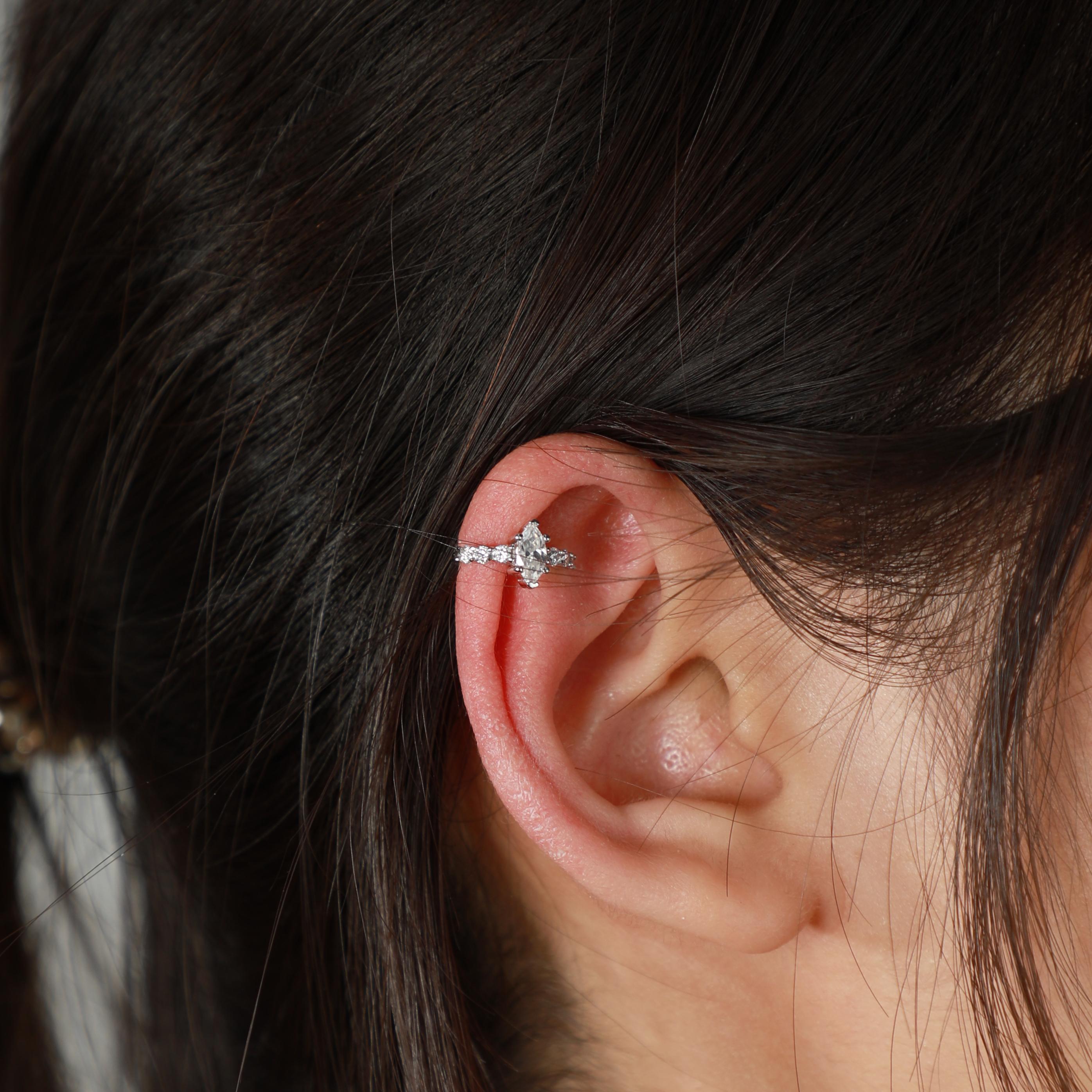 Aggiungi un tocco di eleganza al tuo look quotidiano con gli orecchini Huggie con diamanti Marquise Center Lab Grown in oro 14K. Progettati per brillare in ogni contesto, questi cerchi sono caratterizzati da diamanti naturali incastonati in oro 14