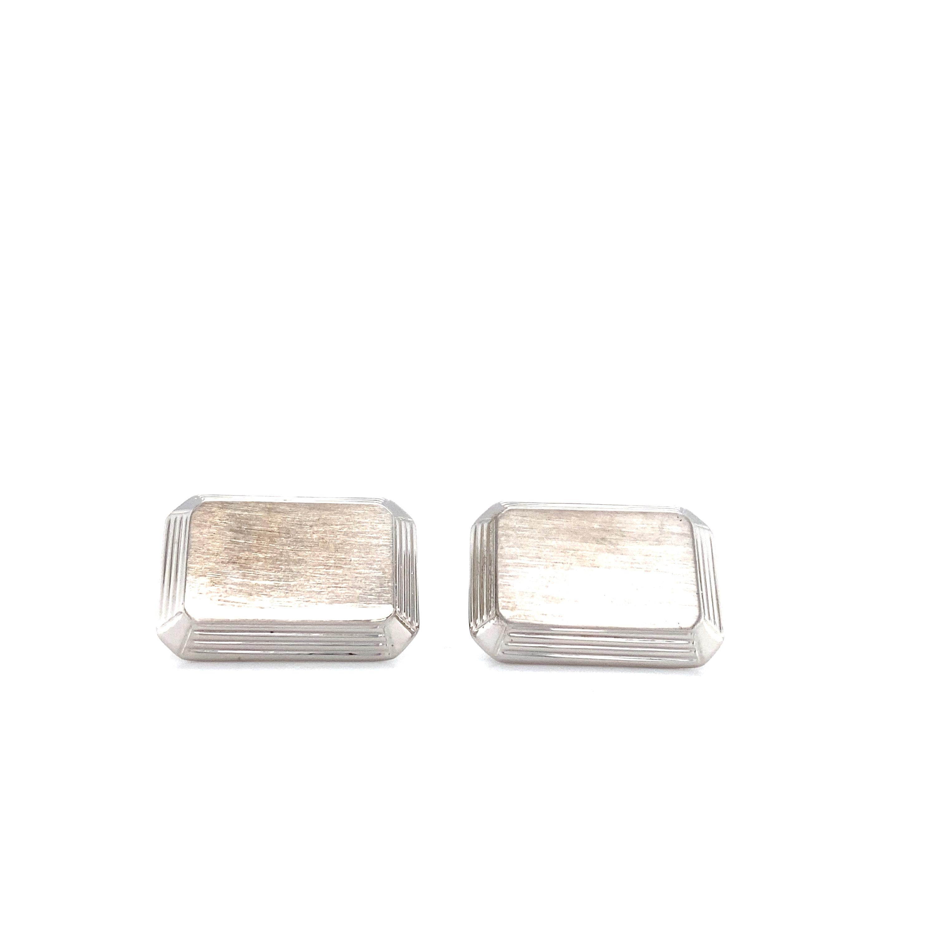 Punzierte Manschettenknöpfe aus Silber, rechteckig 14 mm x 20 mm

Manschettenknöpfe, 925 / -
Artikelnummer: 49005/00/00/00/500
MATERIAL: 925/- Silber
Abmessungen: ca. 14 mm x 20 mm

Über Victor Mayer 

Sinnlich, exotisch, kultiviert und