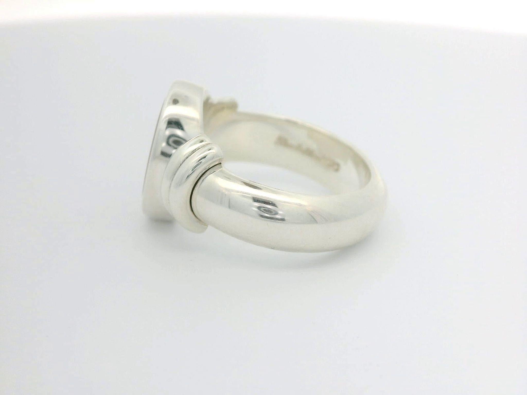 Victor Mayer Hallmark Collection Oval Signet Ring, 925/- Silver, Rose Quartz 11.5x9.4x2.6 mm with Heraldic Engraving

About the creator Victor Mayer
Victor Mayer is internationally renowned for elegant timeless designs and unrivalled expertise in