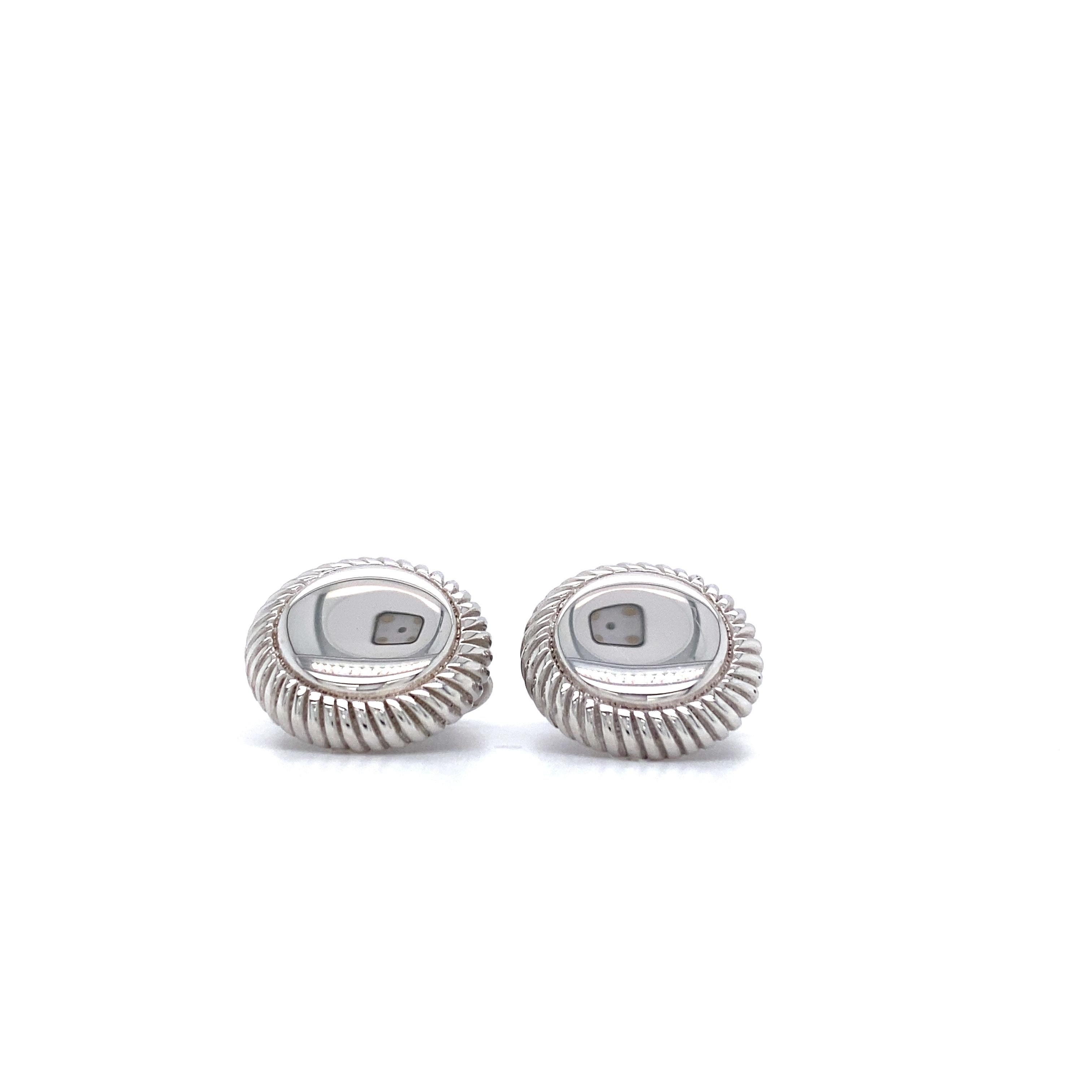 Hallmark Runde polierte Manschettenknöpfe aus Silber

Manschettenknöpfe, 925 / -
Artikel Nummer: 48875/00/00/00/500
MATERIAL: 925 / - Silber
Abmessungen: Ø 17.3 mm

Runde Manschettenknöpfe - Hallmark Collection by Victor Mayer - 925 Sterling Silber