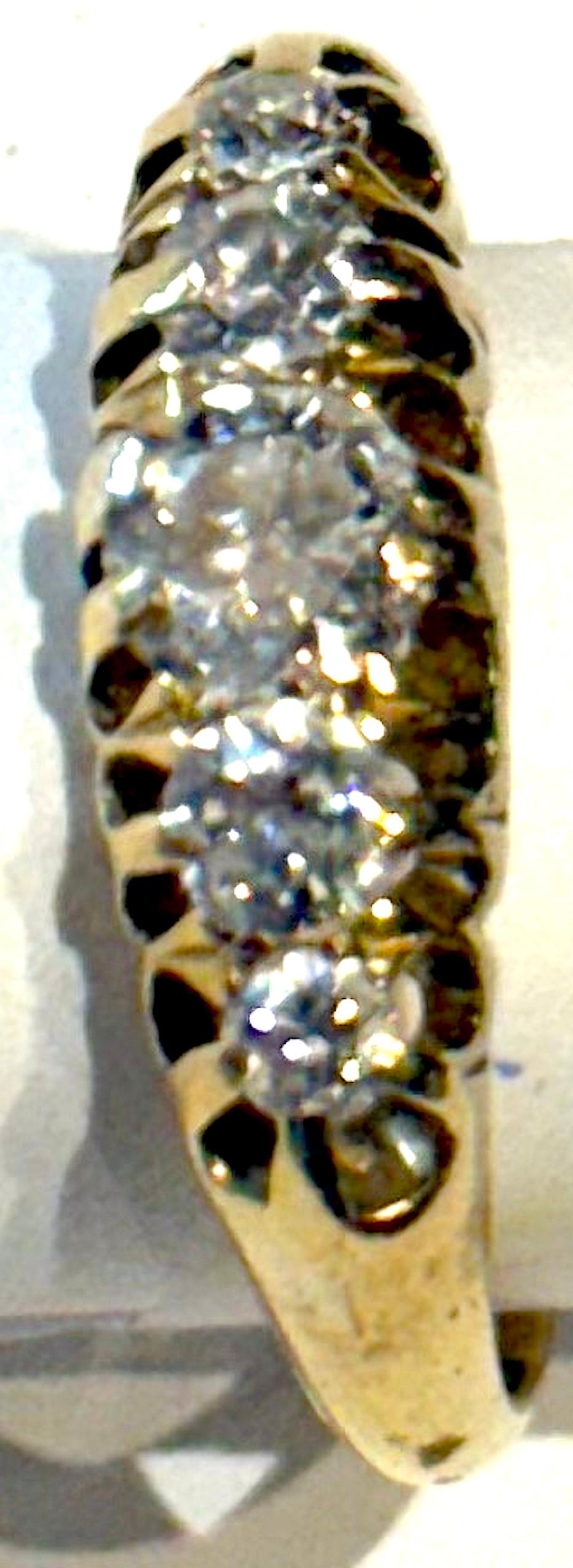 Il s'agit d'une antiquité,  Poinçonné Londres 1895,  Bague en or jaune 18K avec 5 pierres en diamant,  taille 6 1/4.   Une bague poinçonnée est un véritable trésor.  Il assure la confiance.  L'anneau porte sur le dessous le poinçon et la mention