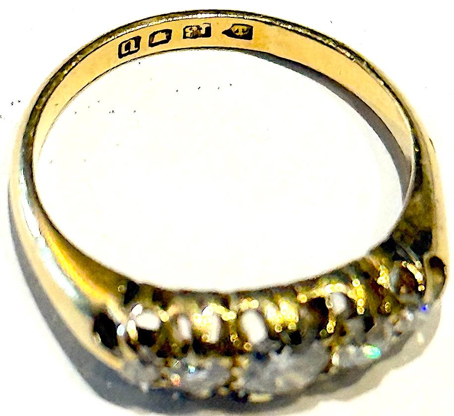 Taille coussin antique Bague à cinq pierres 18 carats poinçonnée 1895 Londres taille 61/4 en vente
