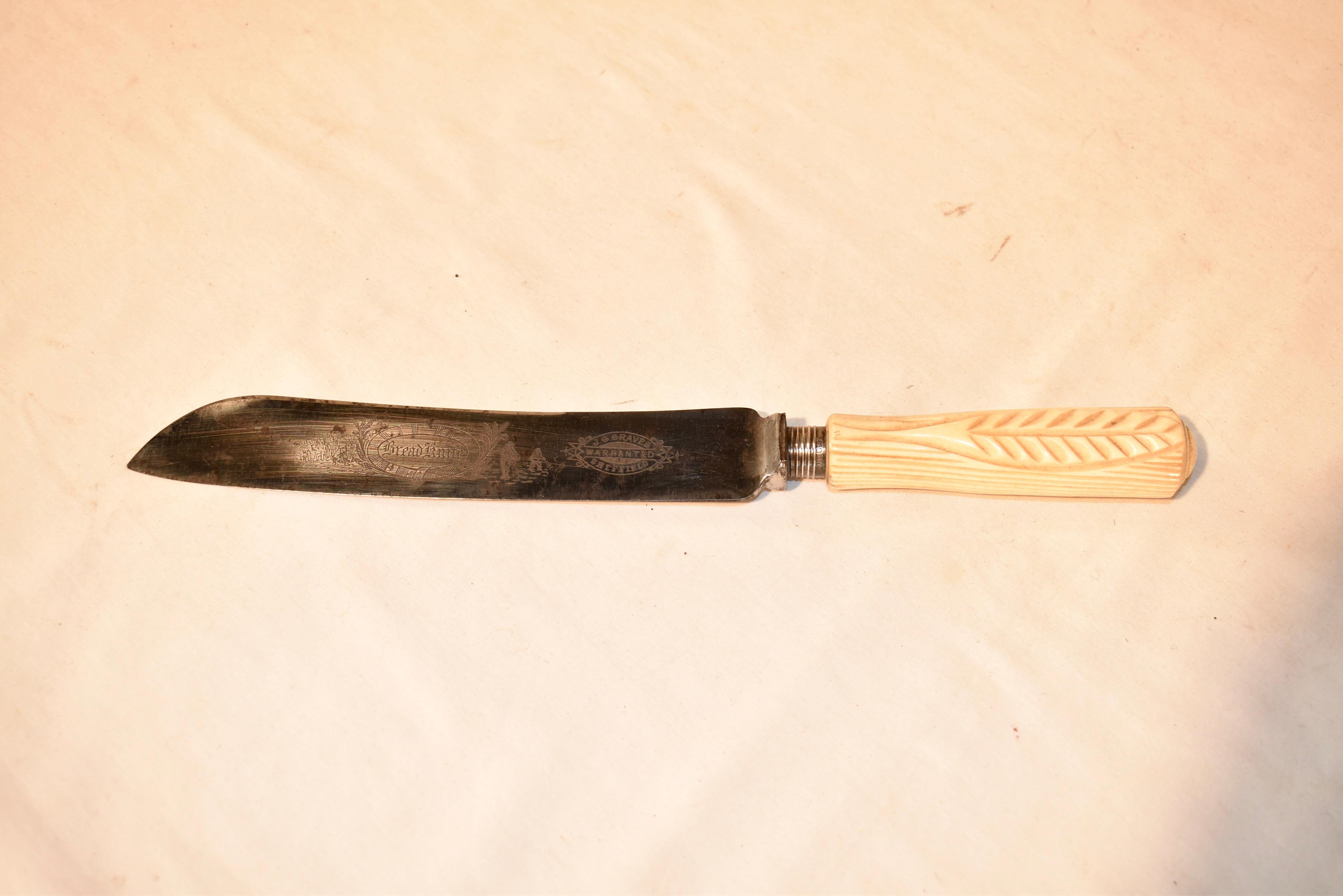 Gepunzt 1901 Knochen Brotmesser aus England.  Der Griff hat ein handgeschnitztes Weizenmuster und die Klinge ist aus Sheffield-Stahl gefertigt.  Es gibt ein Halsband aus Sterlingsilber, das für Sheffield 1901 gestempelt ist.  