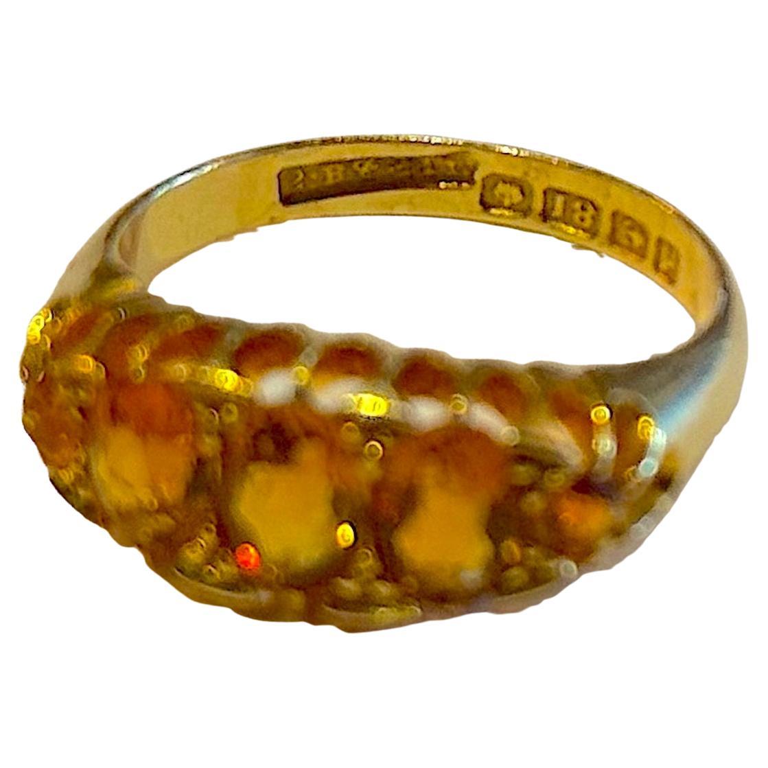 Il nostro antico anello inglese con marchio 1907 Birmingham 18K a cinque pietre con scintillanti citrini graduati pesa in totale 2,10 carati. Il giallo arancione tenue dei citrini si fonde  perfettamente con il giallo  incastonatura a mezzo cerchio