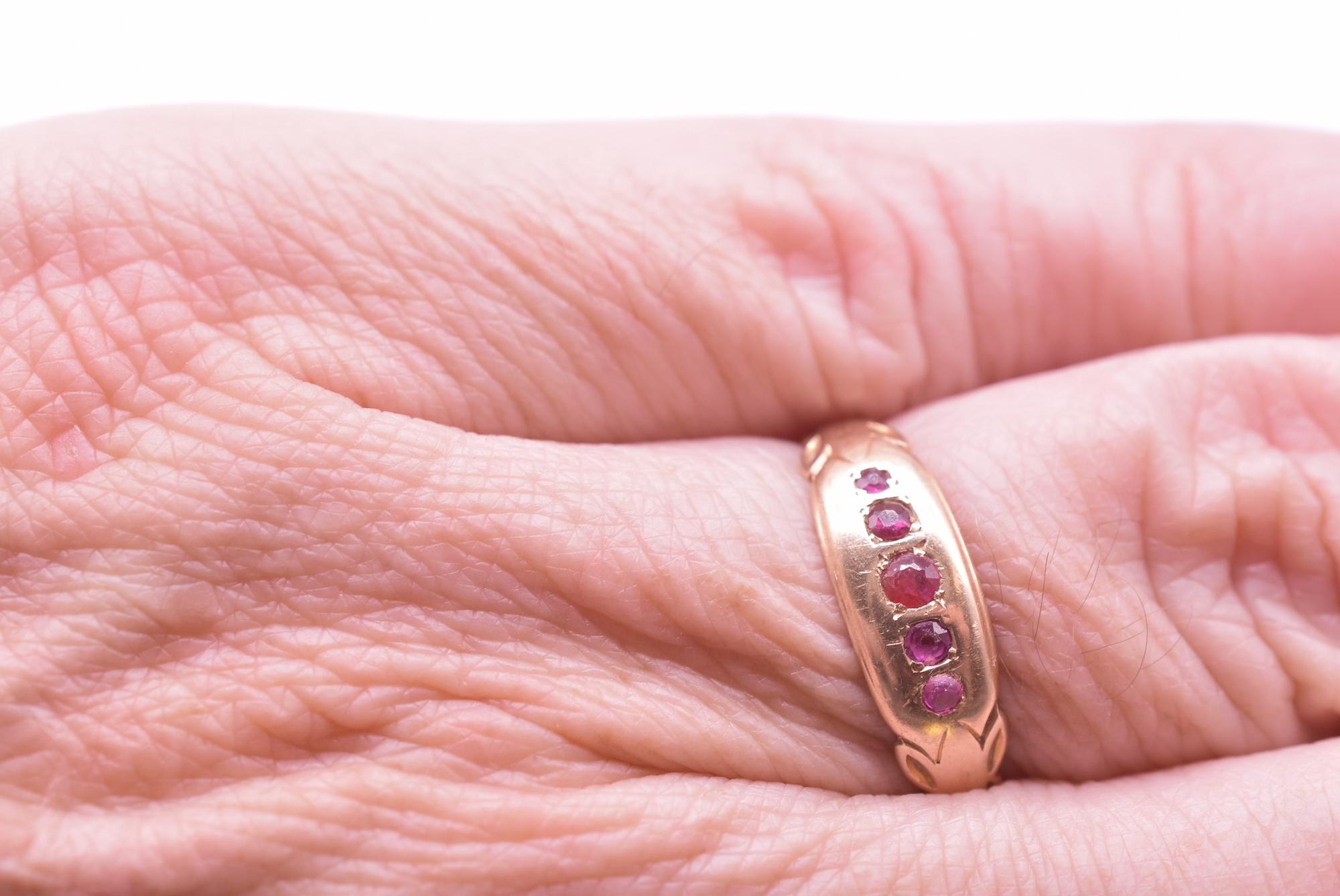Hallmarked 1907 Edwardian 15K Five Stone Ruby Leaf Carved Band Ring In Good Condition In Baltimore, MD