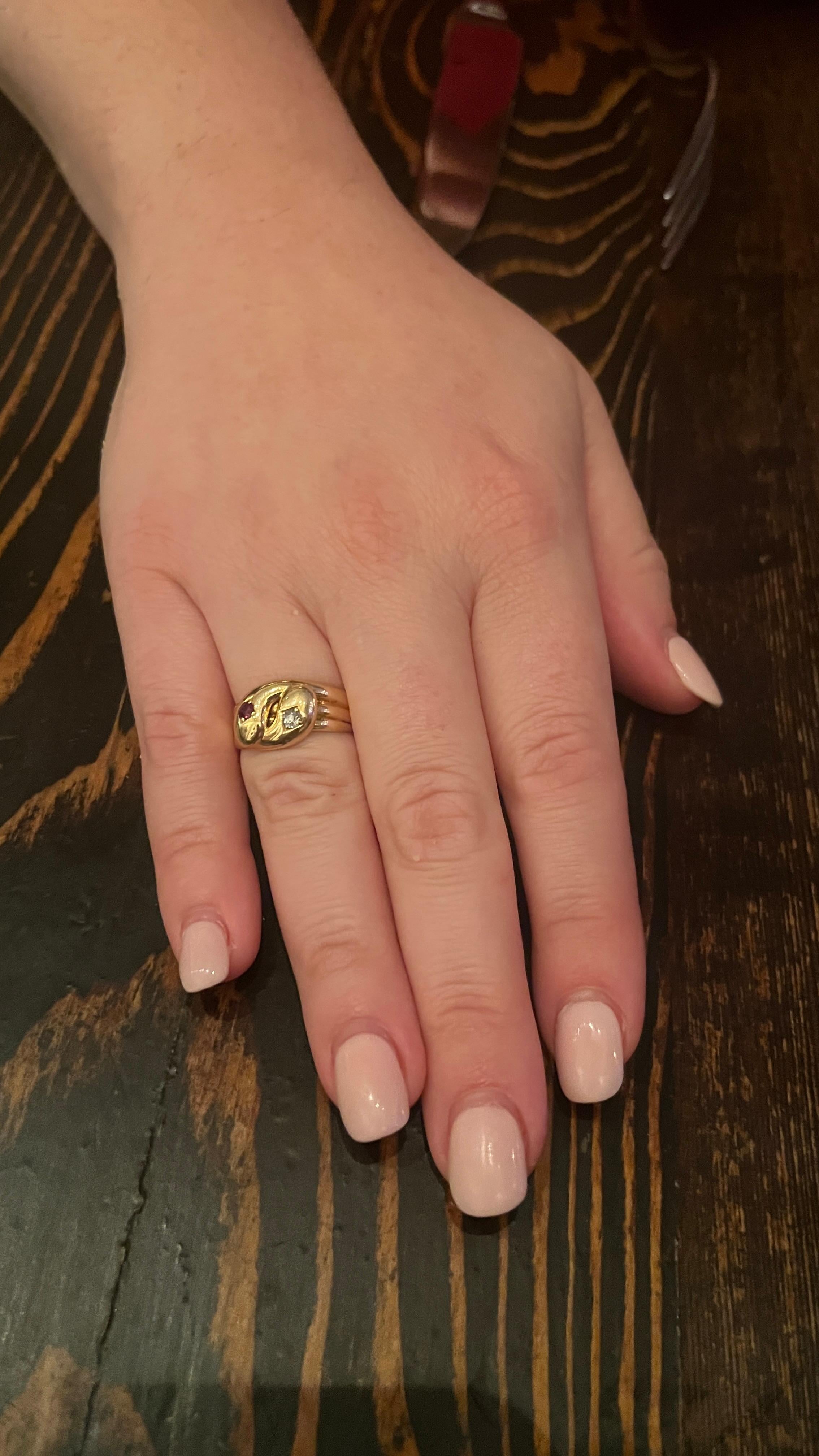 Anello a doppia testa di serpente con diamante e rubino, con marchio del 1918 e 18 carati in vendita 4