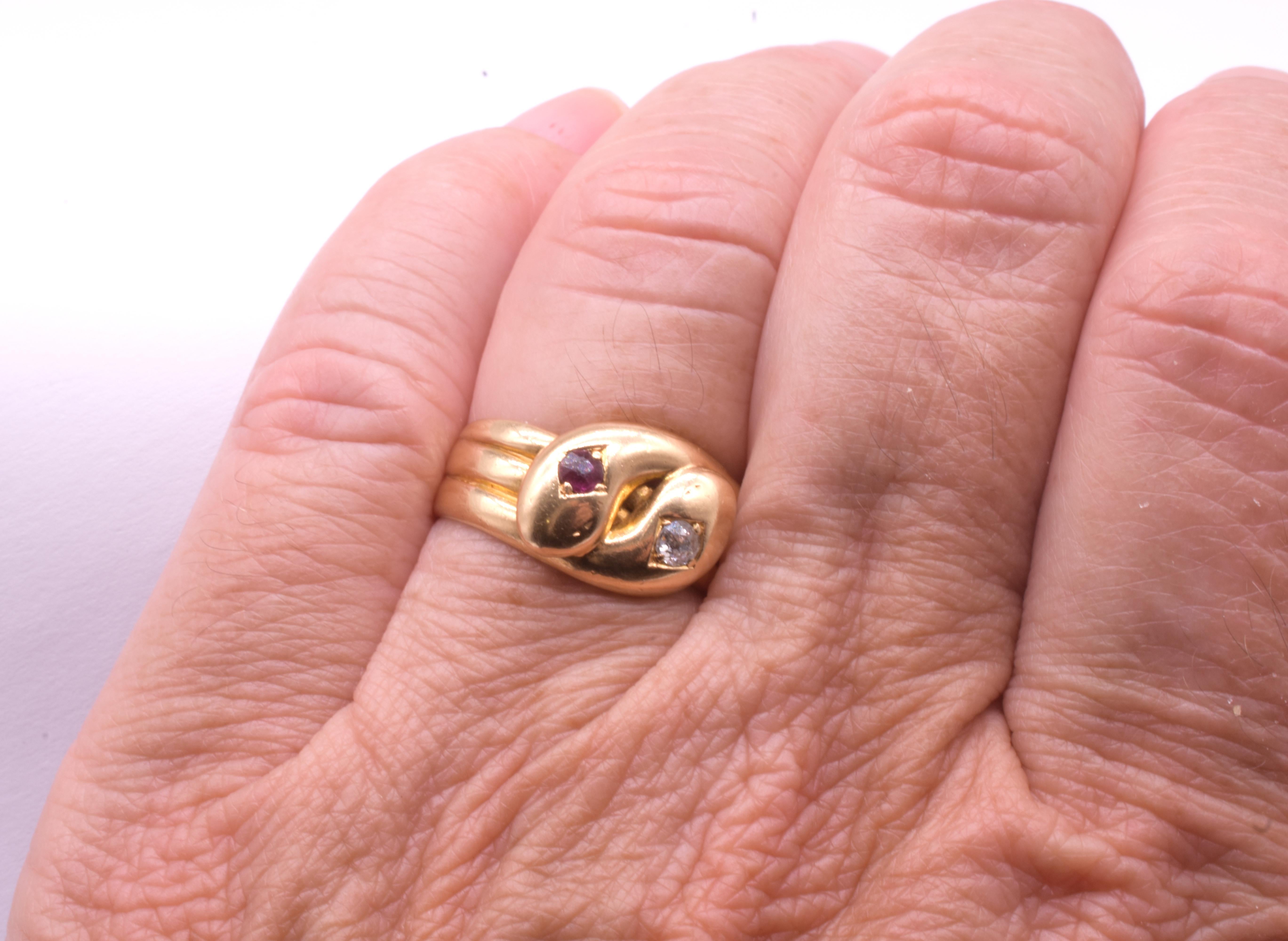 Anello a doppia testa di serpente con diamante e rubino, con marchio del 1918 e 18 carati in vendita 6