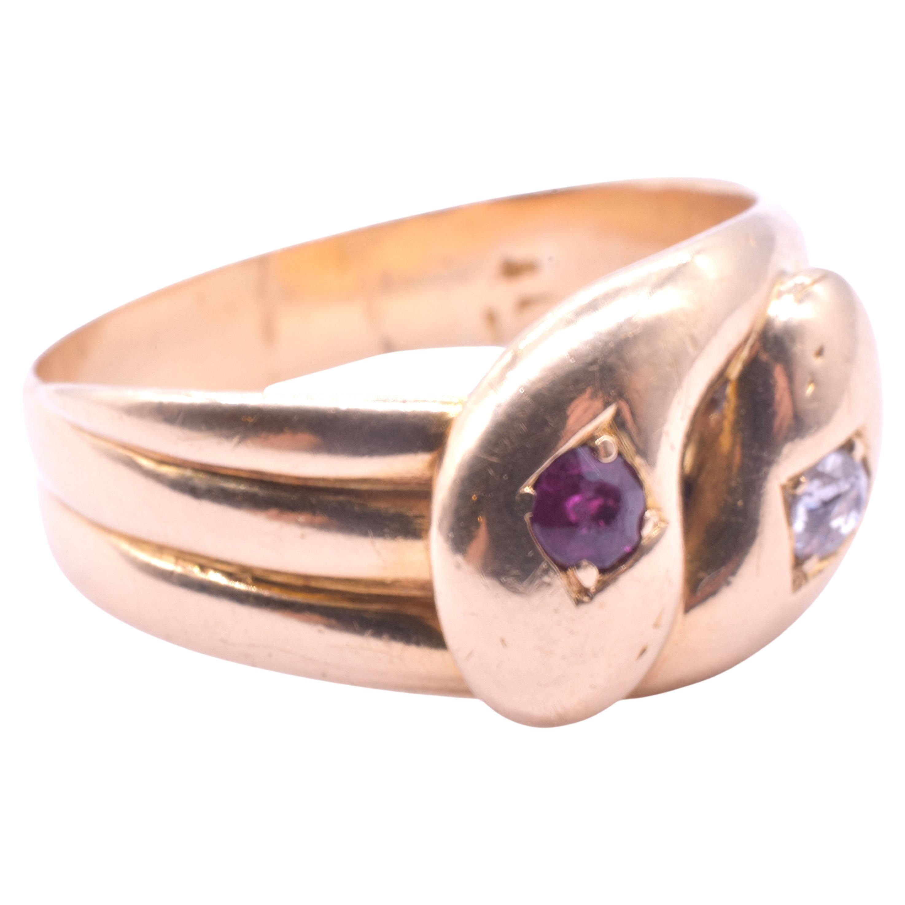 Anello a doppio serpente in 18 carati con marchio Birmingham 1918, 18 carati e un diamante e un rubino incastonati. Le gemme sono incastonate in una forma di diamante intagliato in una montatura di superficie molto sicura. 

Questo serpente ha 3