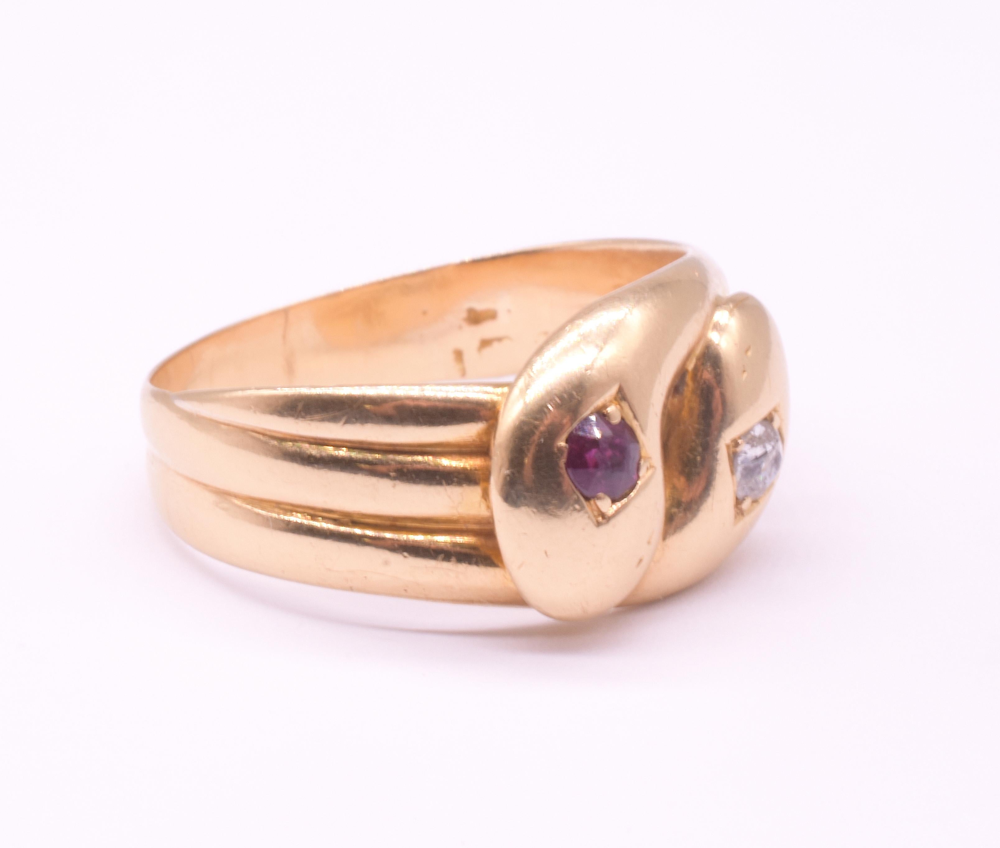 Edoardiano Anello a doppia testa di serpente con diamante e rubino, con marchio del 1918 e 18 carati in vendita