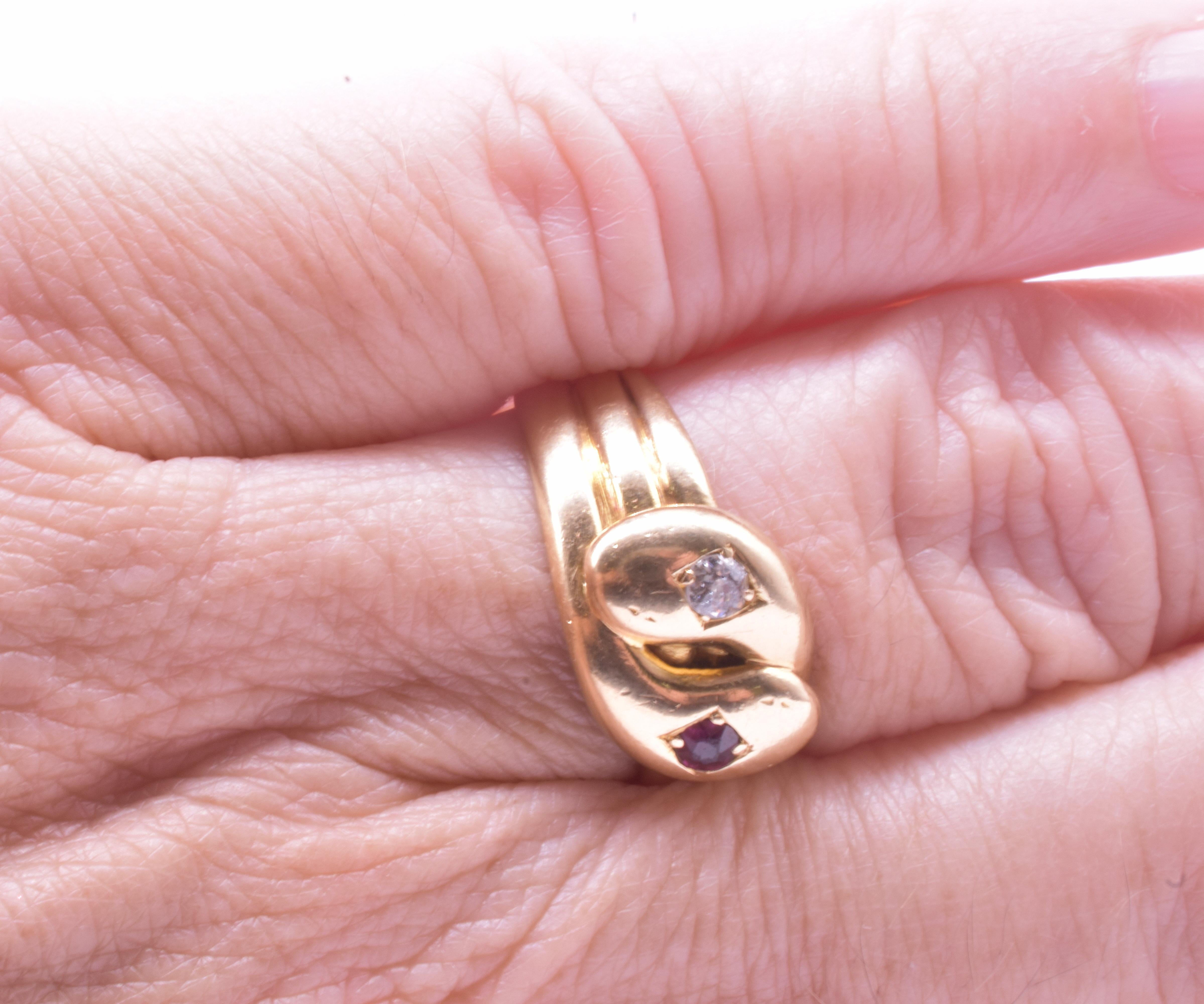 Anello a doppia testa di serpente con diamante e rubino, con marchio del 1918 e 18 carati in vendita 3