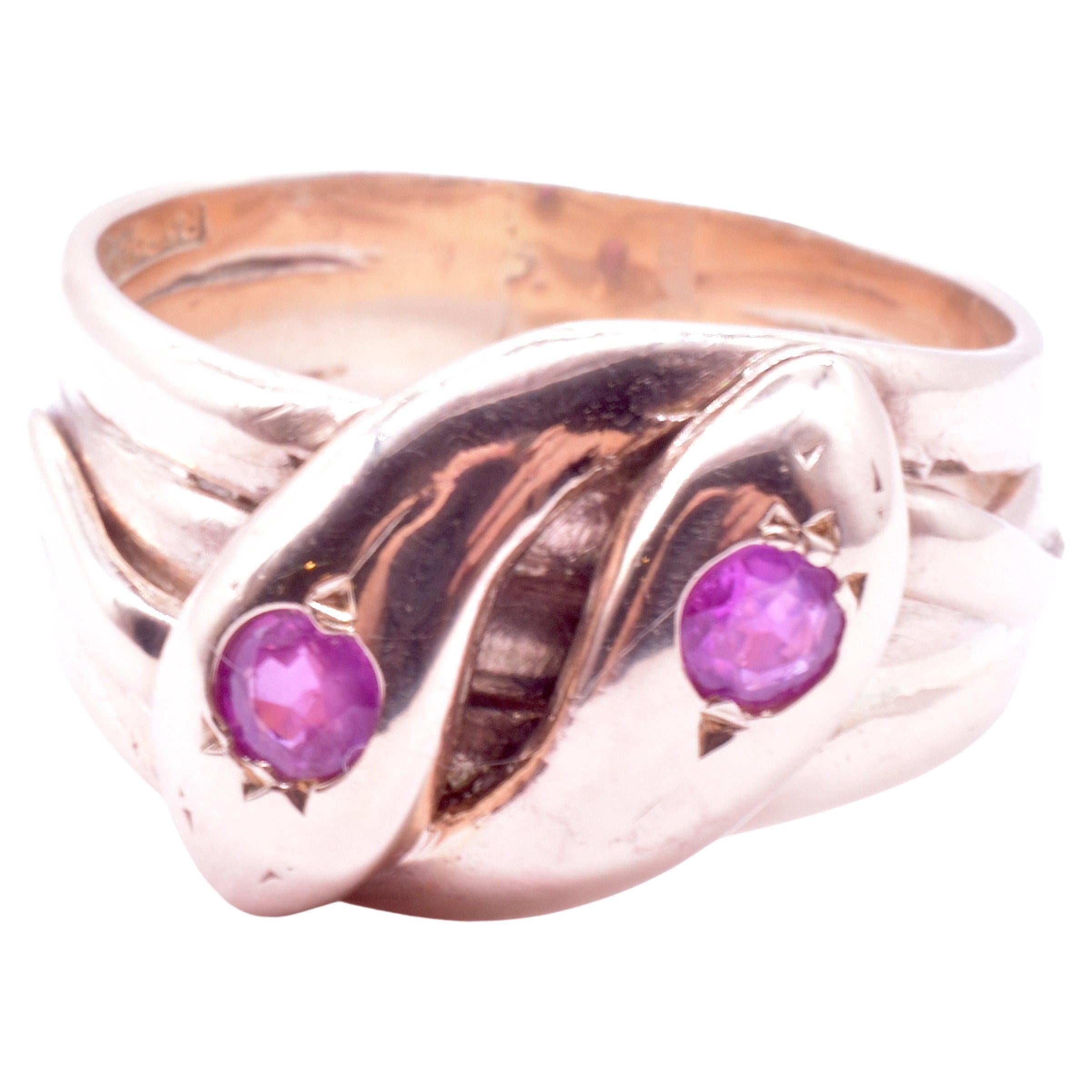 Bague de serpent victorienne à quatre bandes en argent 9K, poinçonnée à Birmingham en 1918. Le serpent a un sourire amical, un visage doux et des yeux d'un rose profond. 

Symbole de l'amour et de l'amitié éternels, les serpents ont été popularisés