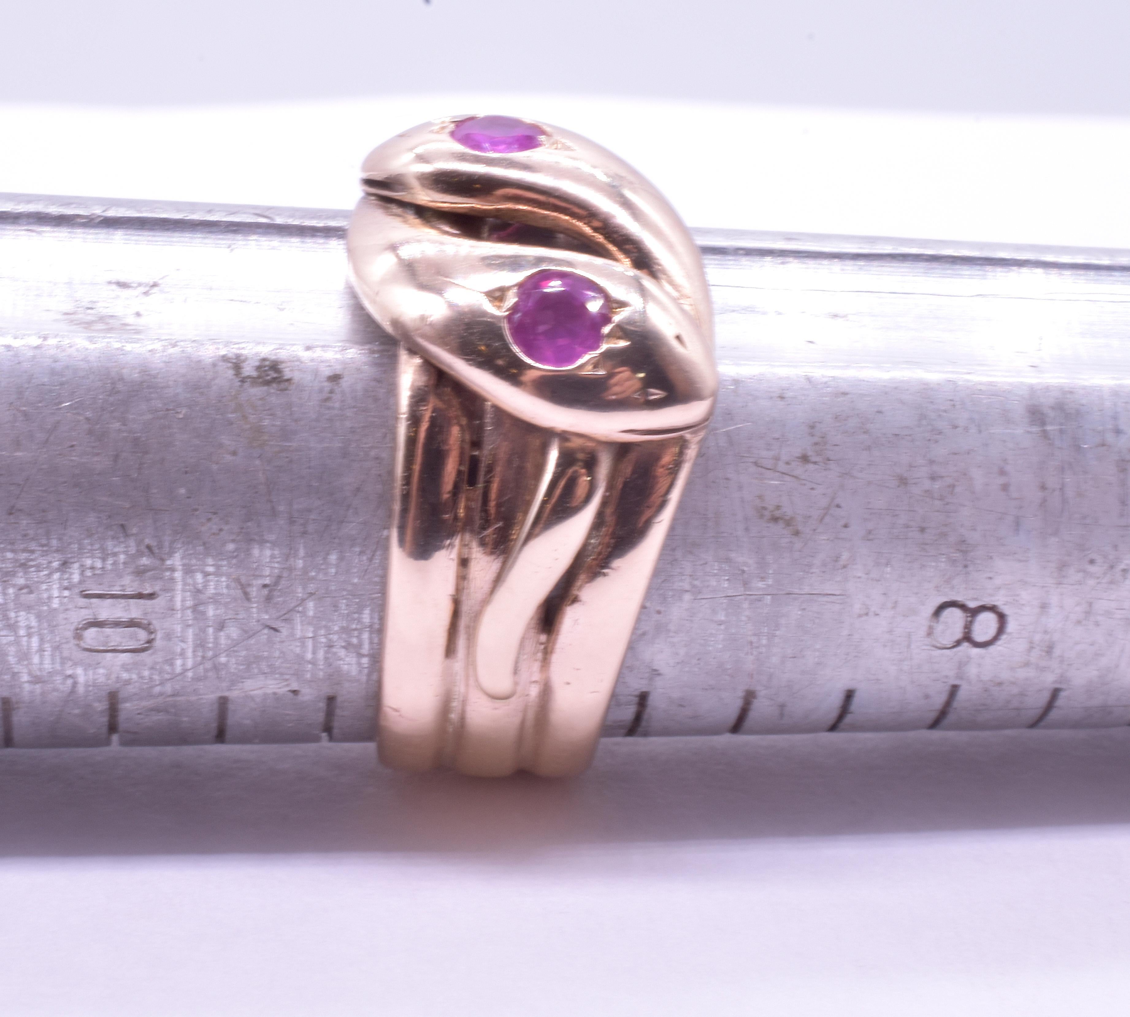 Hallmarked 1918 9K Ruby Double Headed Snake Ring Excellent état - En vente à Baltimore, MD
