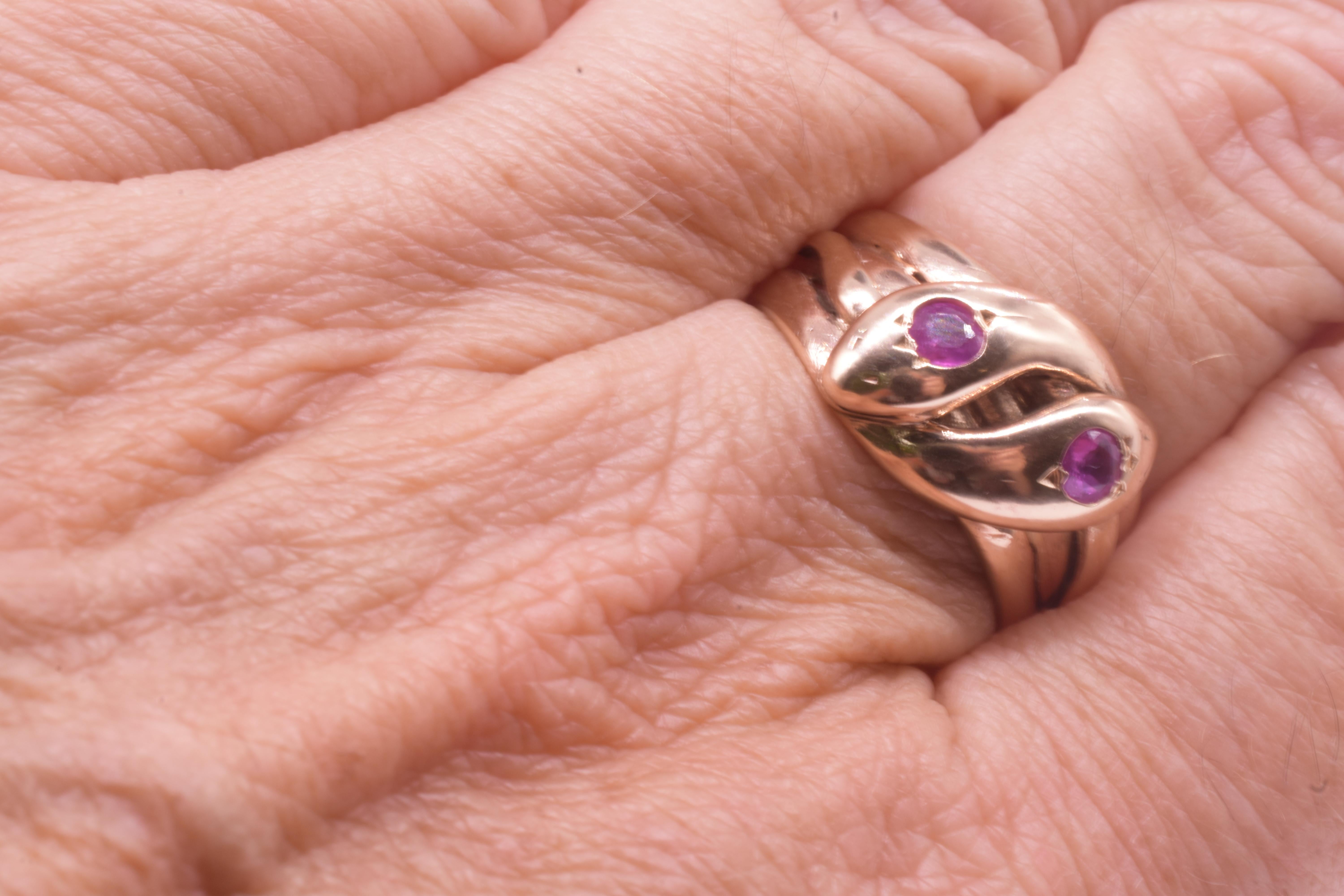 Hallmarked 1918 9K Ruby Double Headed Snake Ring en vente 2