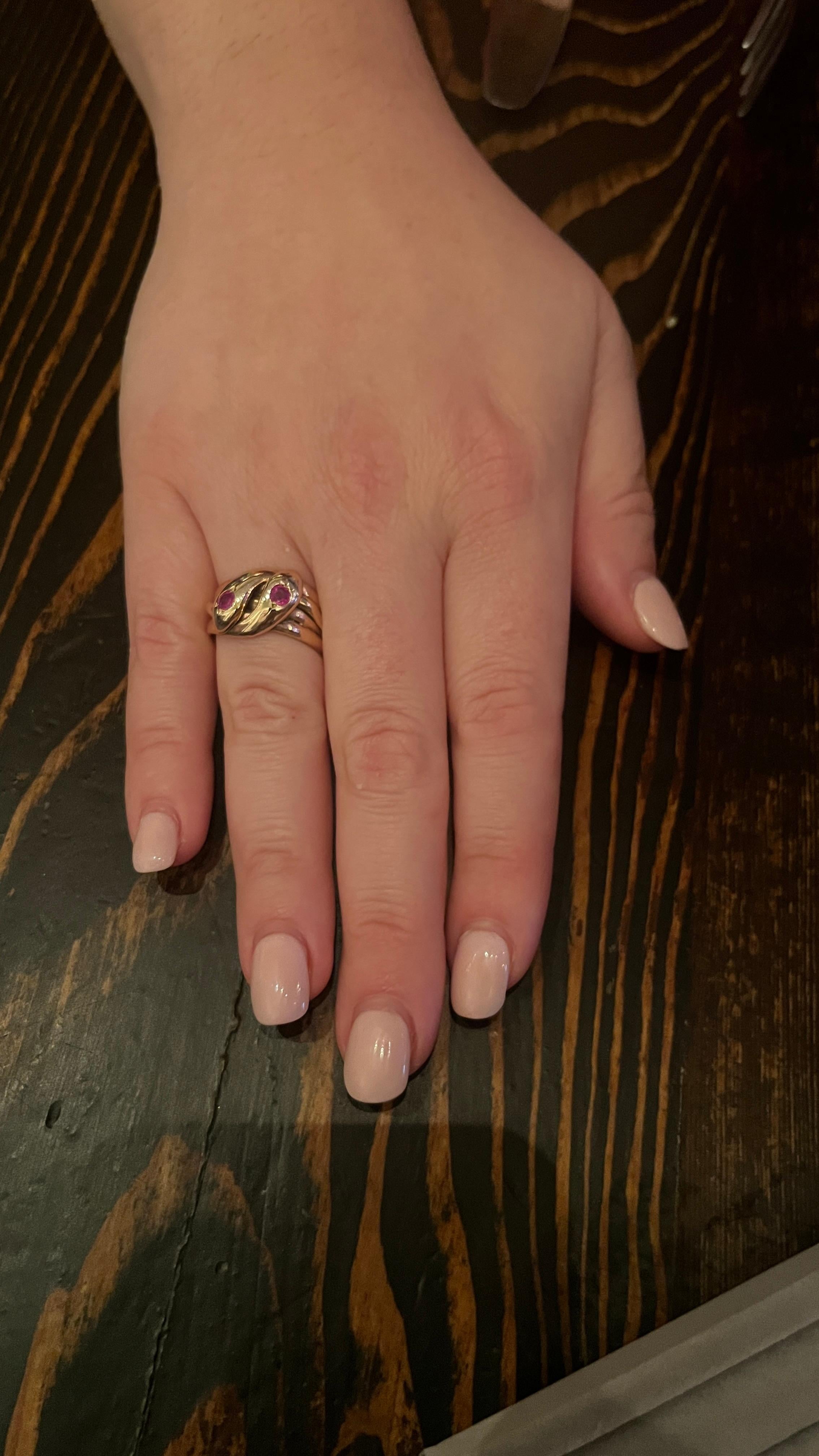 Hallmarked 1918 9K Ruby Double Headed Snake Ring en vente 3
