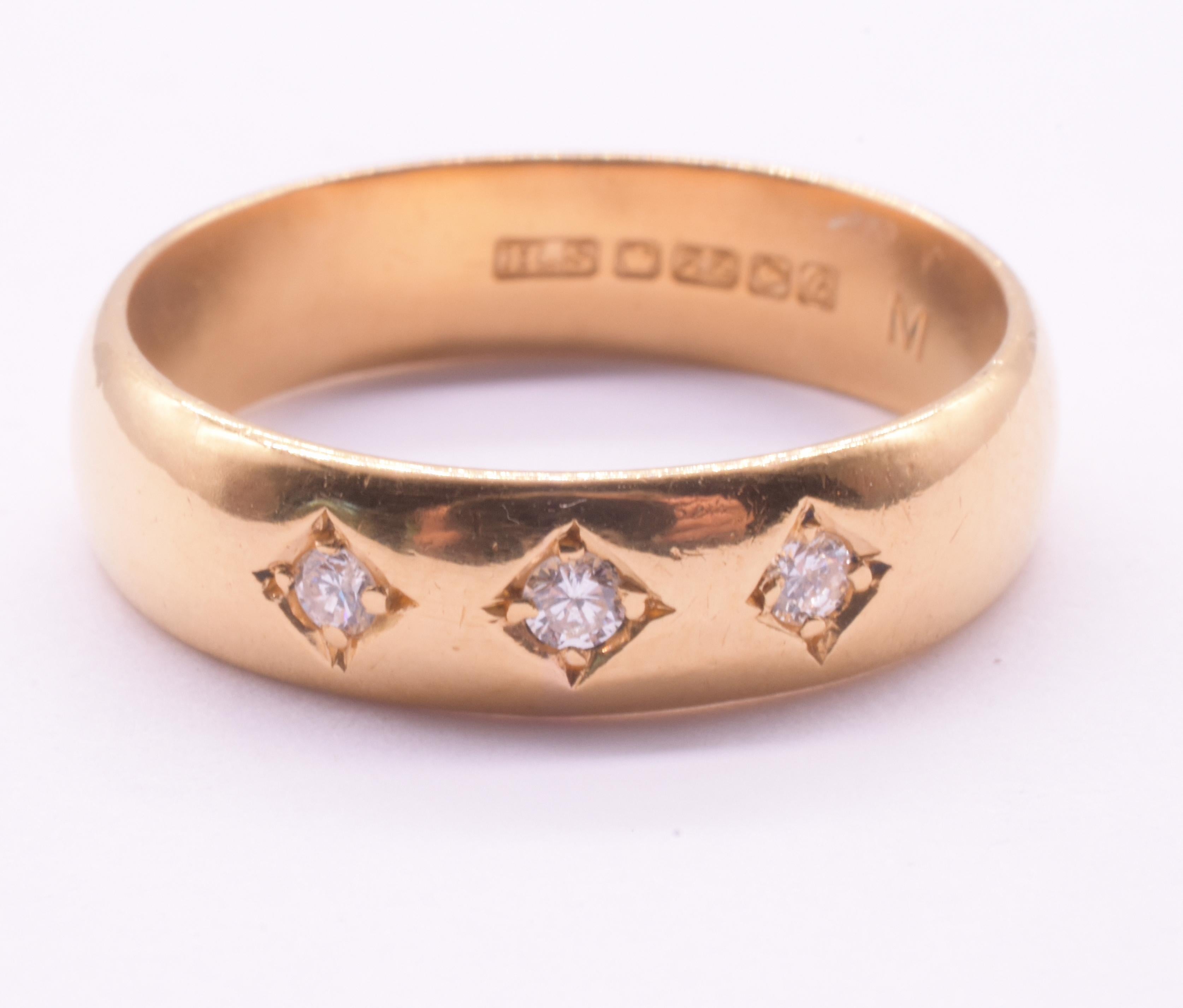 Hallmarked 1960 22K 3 Diamond Flush Mount Ring In Good Condition For Sale In Baltimore, MD