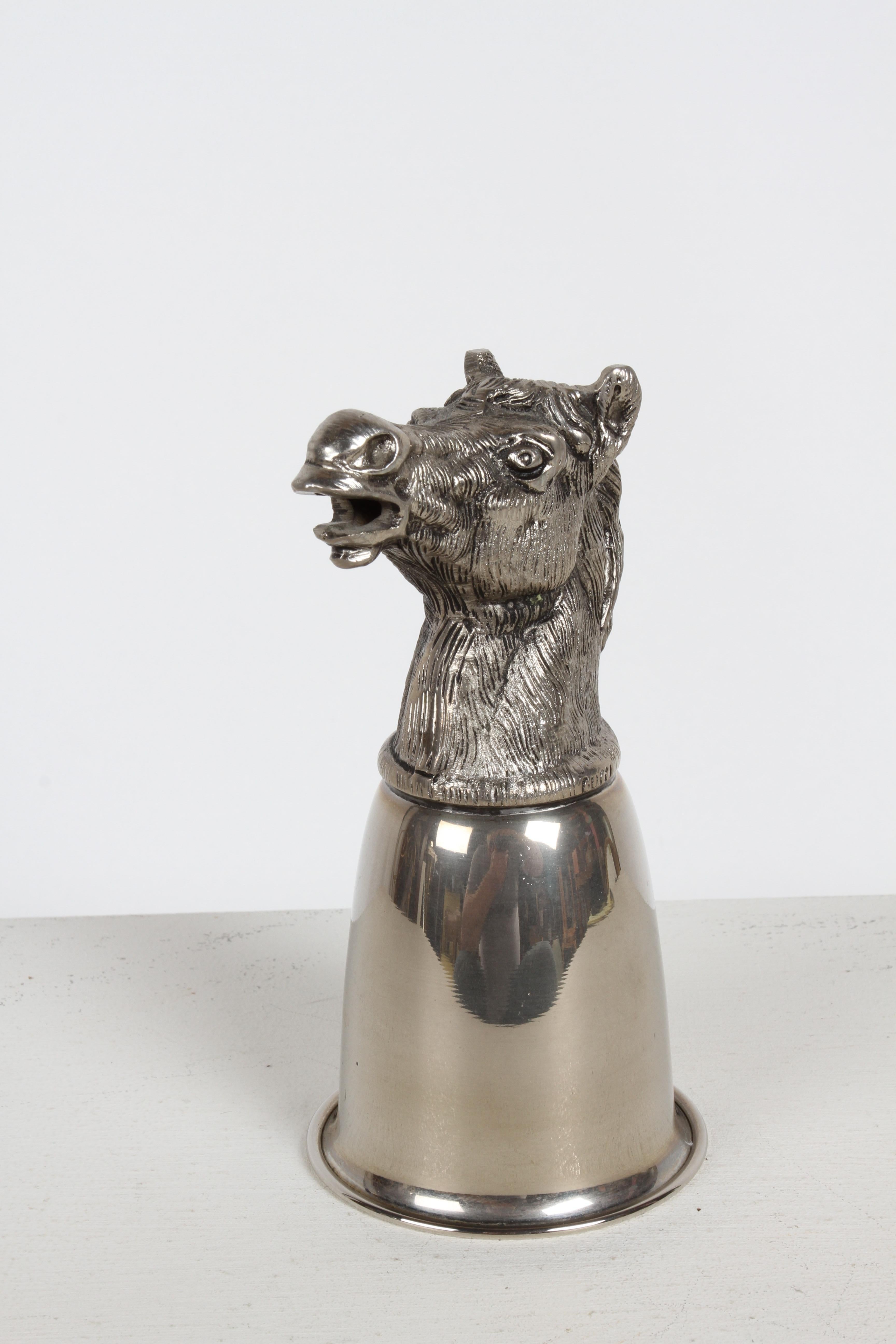 Circa 1970 Gucci - Italy Silver-Plated Horse Head hunting Equestrian Stirrup Cup. 
Cette coupe à boire / récipient peut reposer sur la tête ou être présentée retournée avec la tête bien visible, comme une pièce de sculpture sur votre bar. En bel