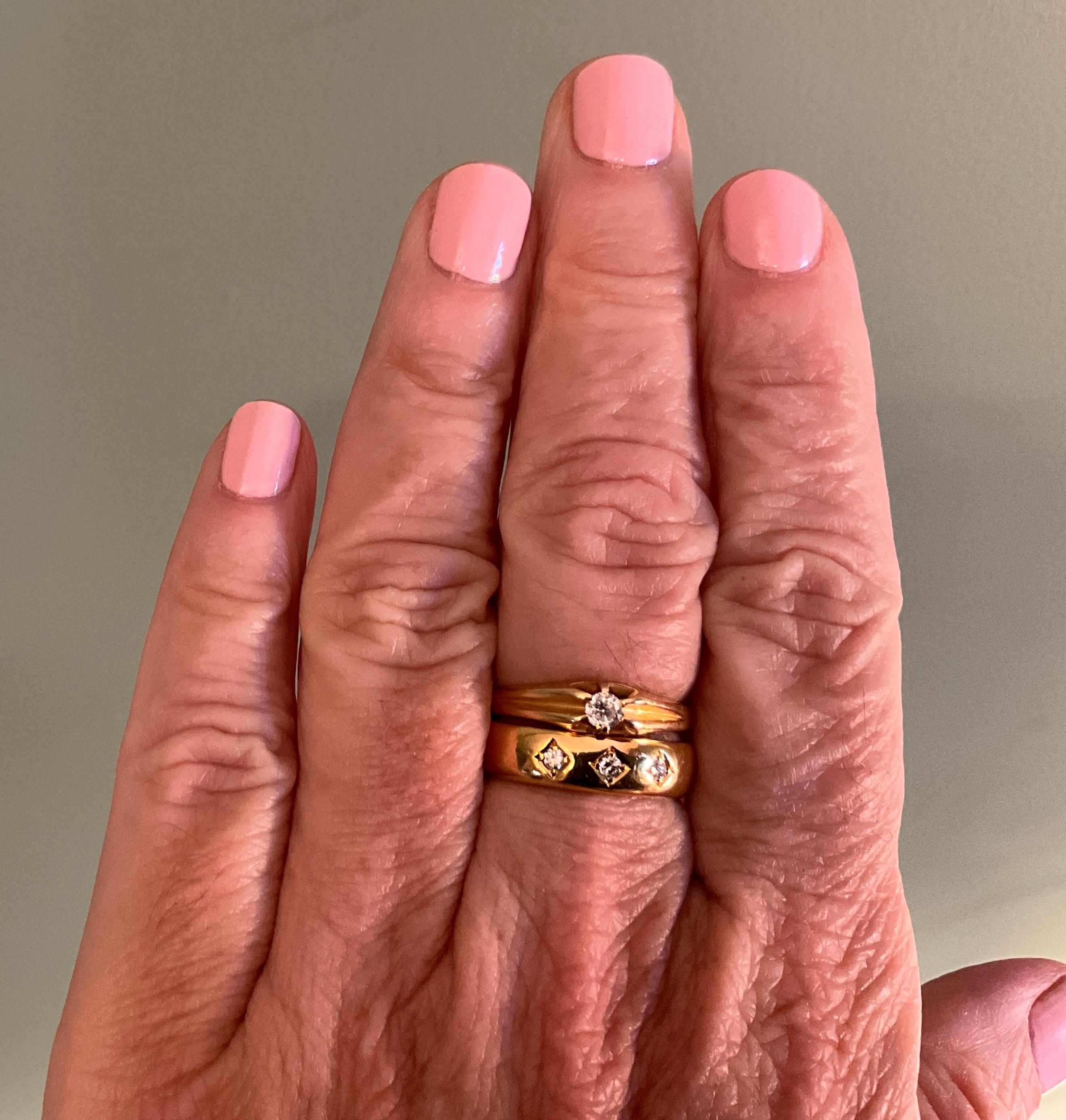 Anello con diamante rotondo e pietra singola con marchio Londra 1918 18K a forma di staffa sz8 1/2 in vendita 5