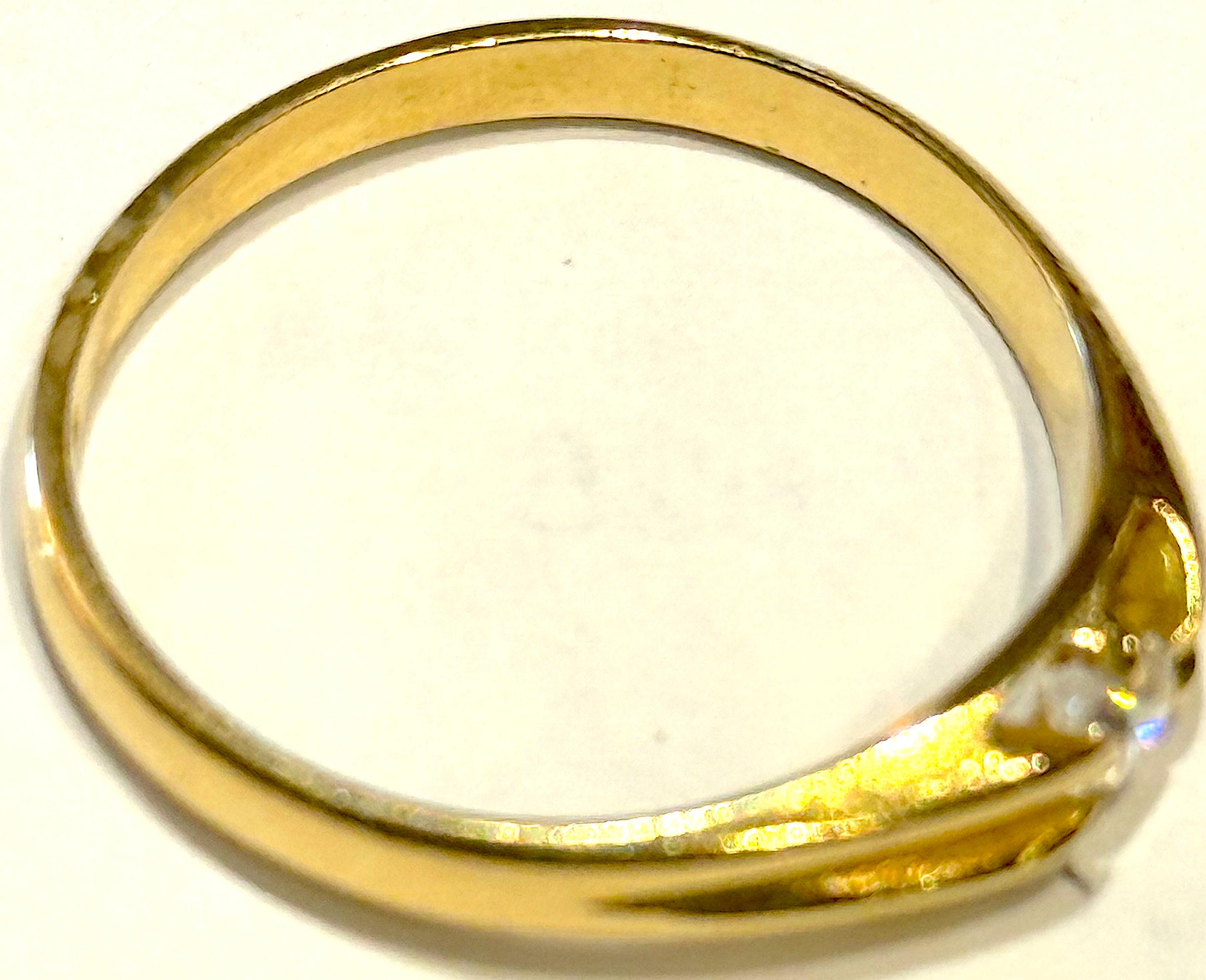 Si tratta di un anello con marchio Londra 1918,  misura 8 1/2, montatura a staffa in 18 carati, diamante rotondo con una sola pietra.  Il diamante è incastonato in basso nell'anello, rendendolo perfetto per essere indossato ogni giorno. Questo