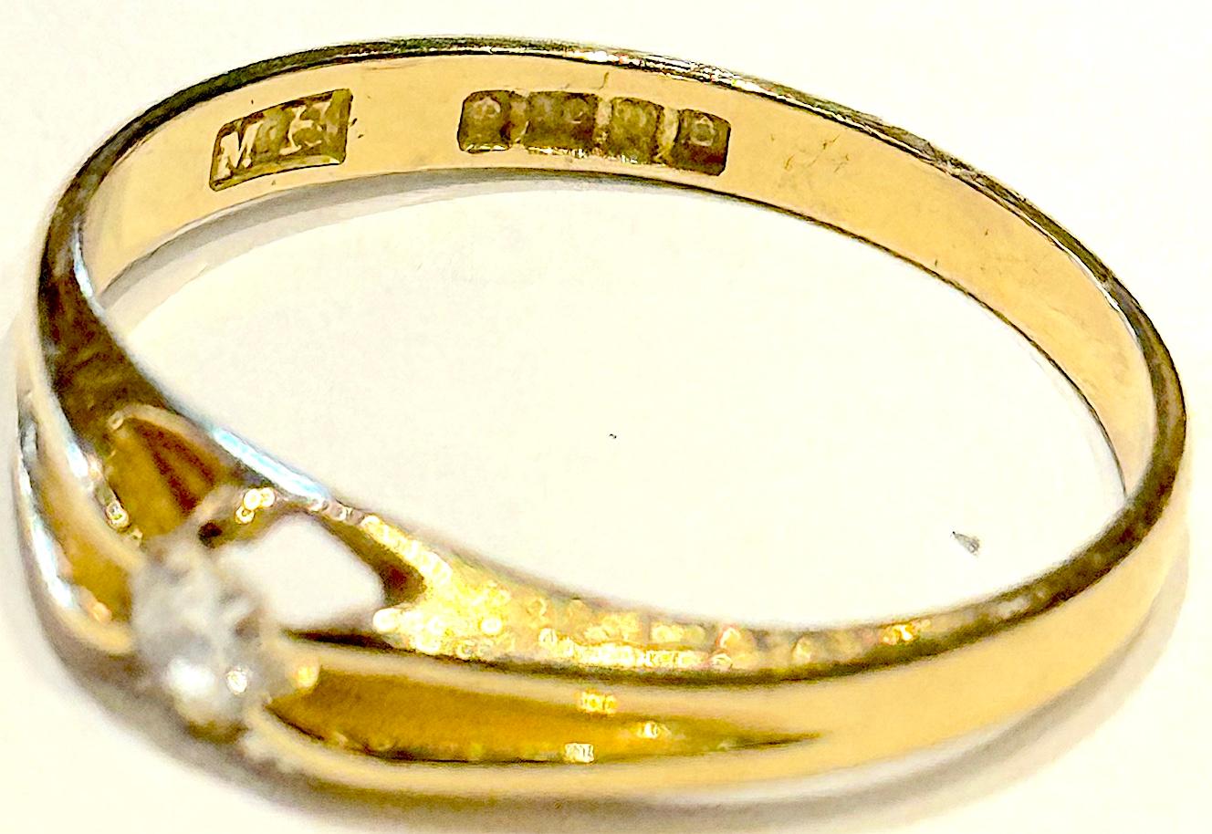 Vittoriano Anello con diamante rotondo e pietra singola con marchio Londra 1918 18K a forma di staffa sz8 1/2 in vendita