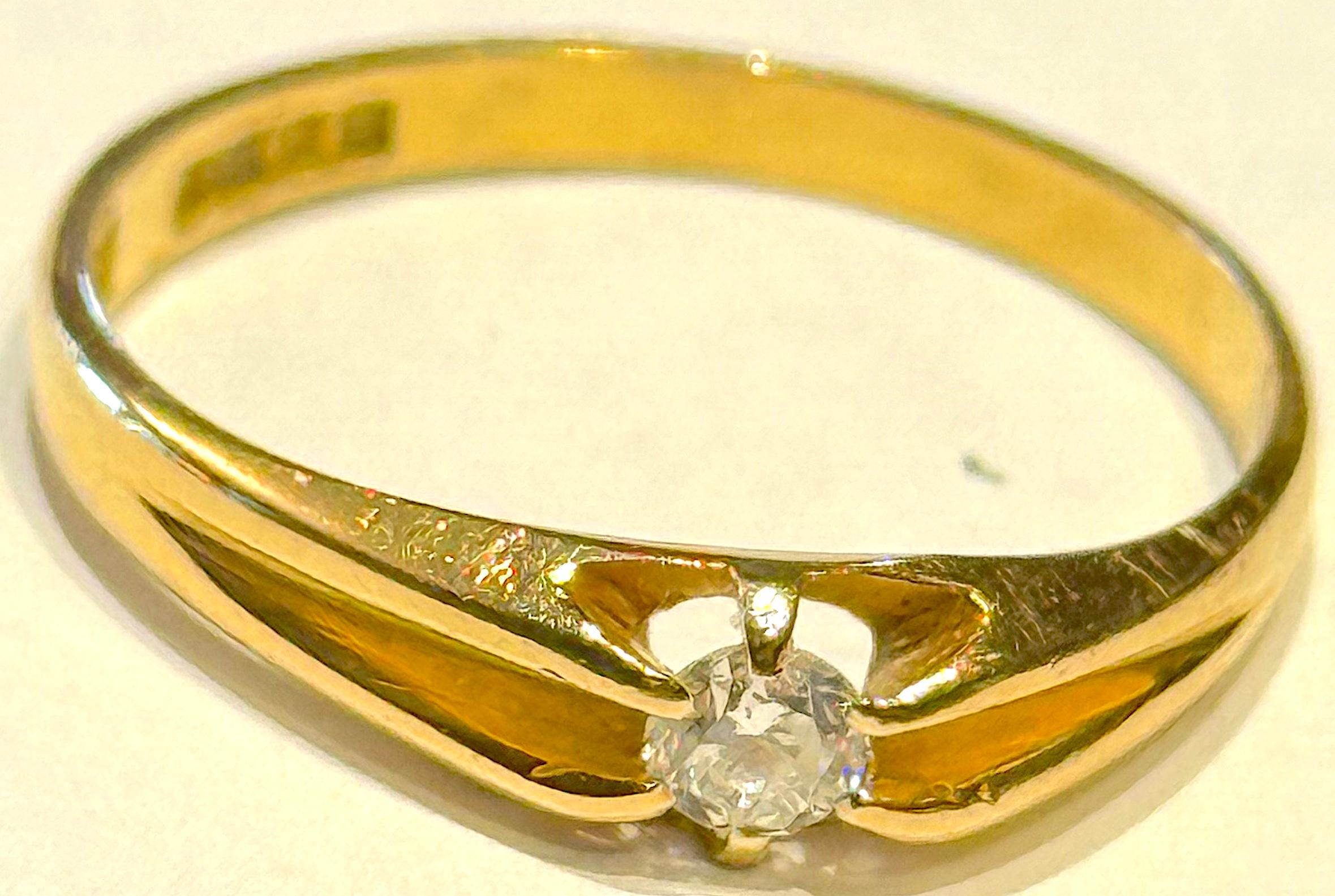 Anello con diamante rotondo e pietra singola con marchio Londra 1918 18K a forma di staffa sz8 1/2 In condizioni ottime in vendita a Baltimore, MD
