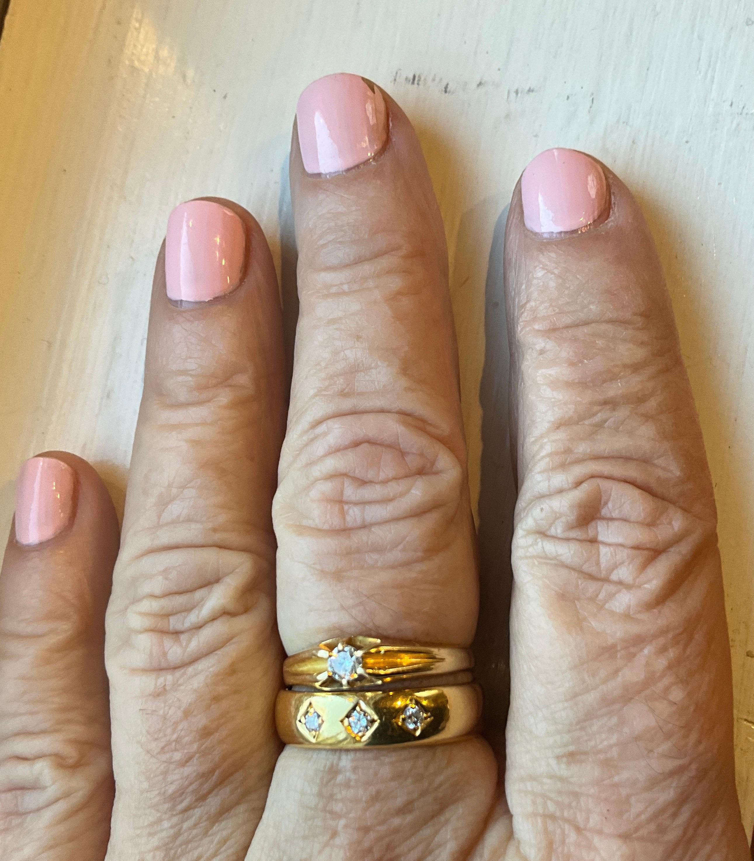 Anello con diamante rotondo e pietra singola con marchio Londra 1918 18K a forma di staffa sz8 1/2 in vendita 3