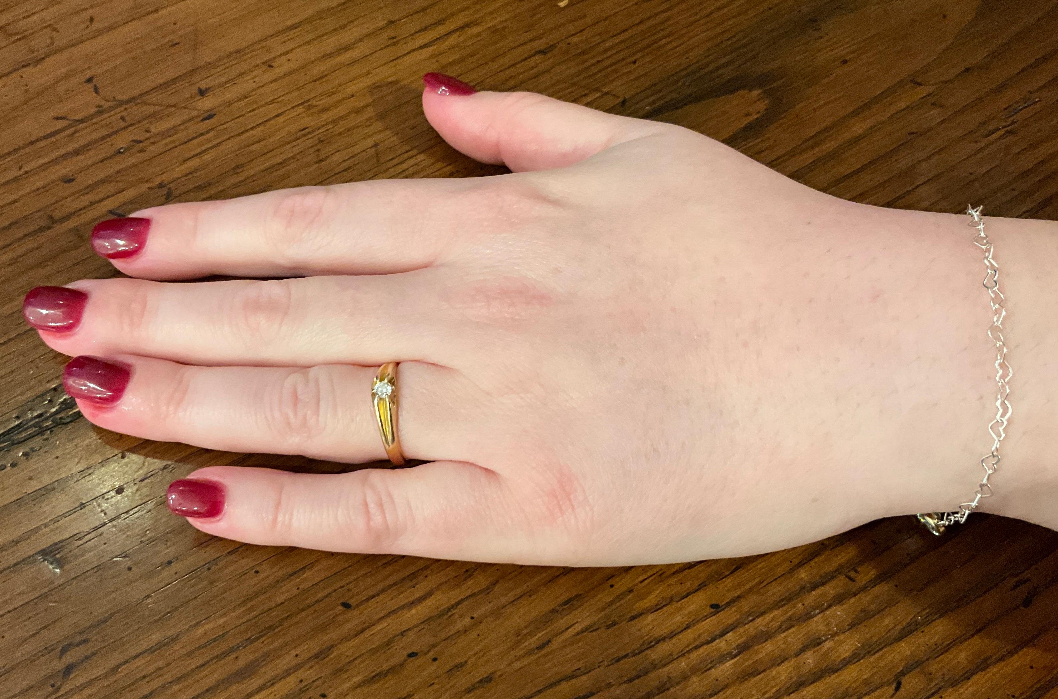 Anello con diamante rotondo e pietra singola con marchio Londra 1918 18K a forma di staffa sz8 1/2 in vendita 4