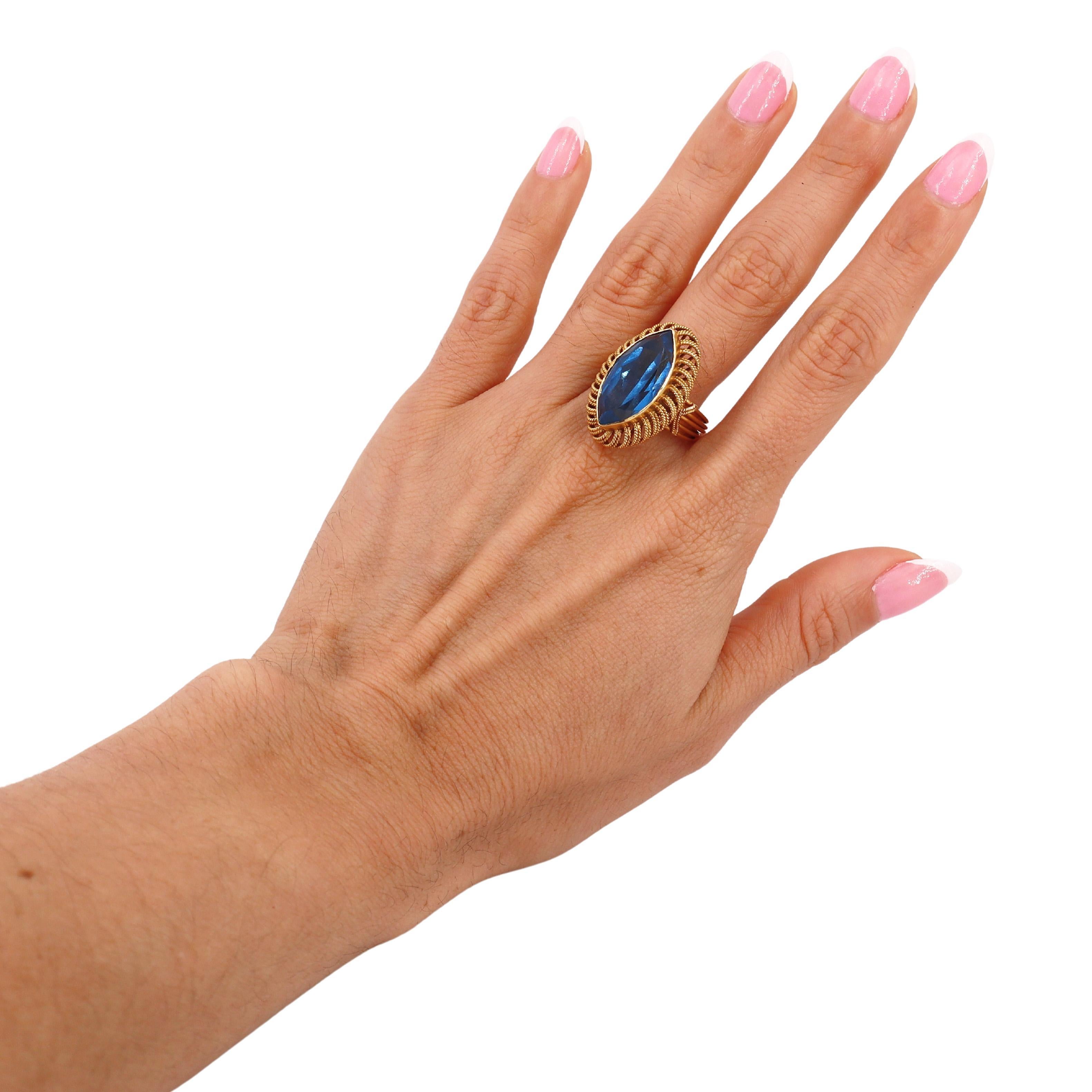 Cette bague Retro, réalisée en or jaune 18kt vers 1950, est une pièce captivante qui reflète le style audacieux et glamour de l'époque. Le bracelet est orné d'une finition unique en corde, ajoutant texture et caractère à son design saisissant.

Au