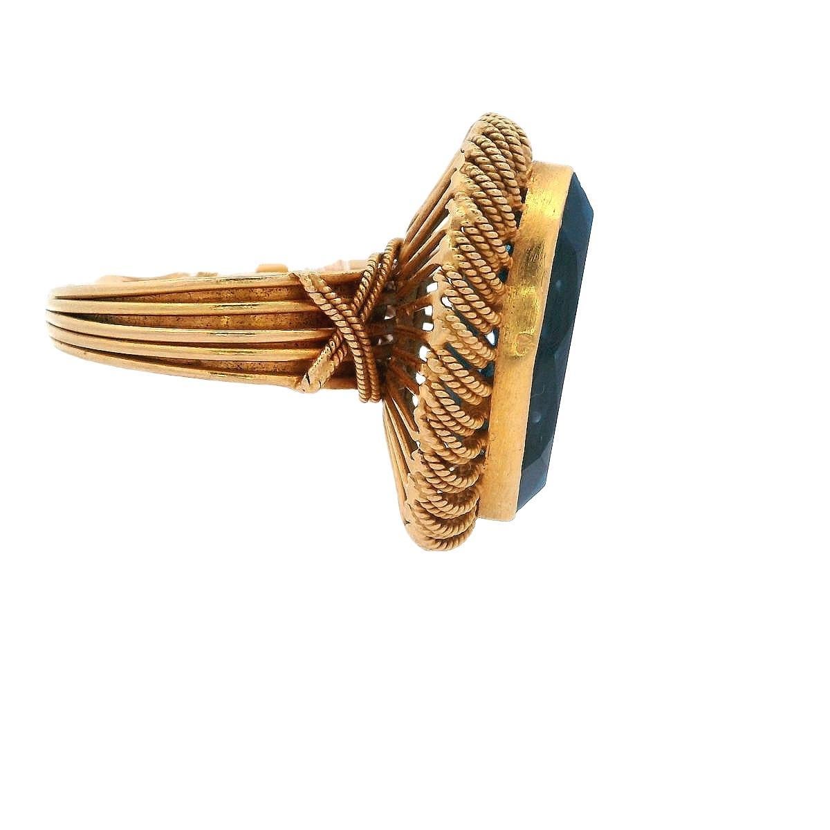 Taille Marquise Bague rétro de 1950 poinçonnée en or jaune 18 carats avec topaze bleue en vente