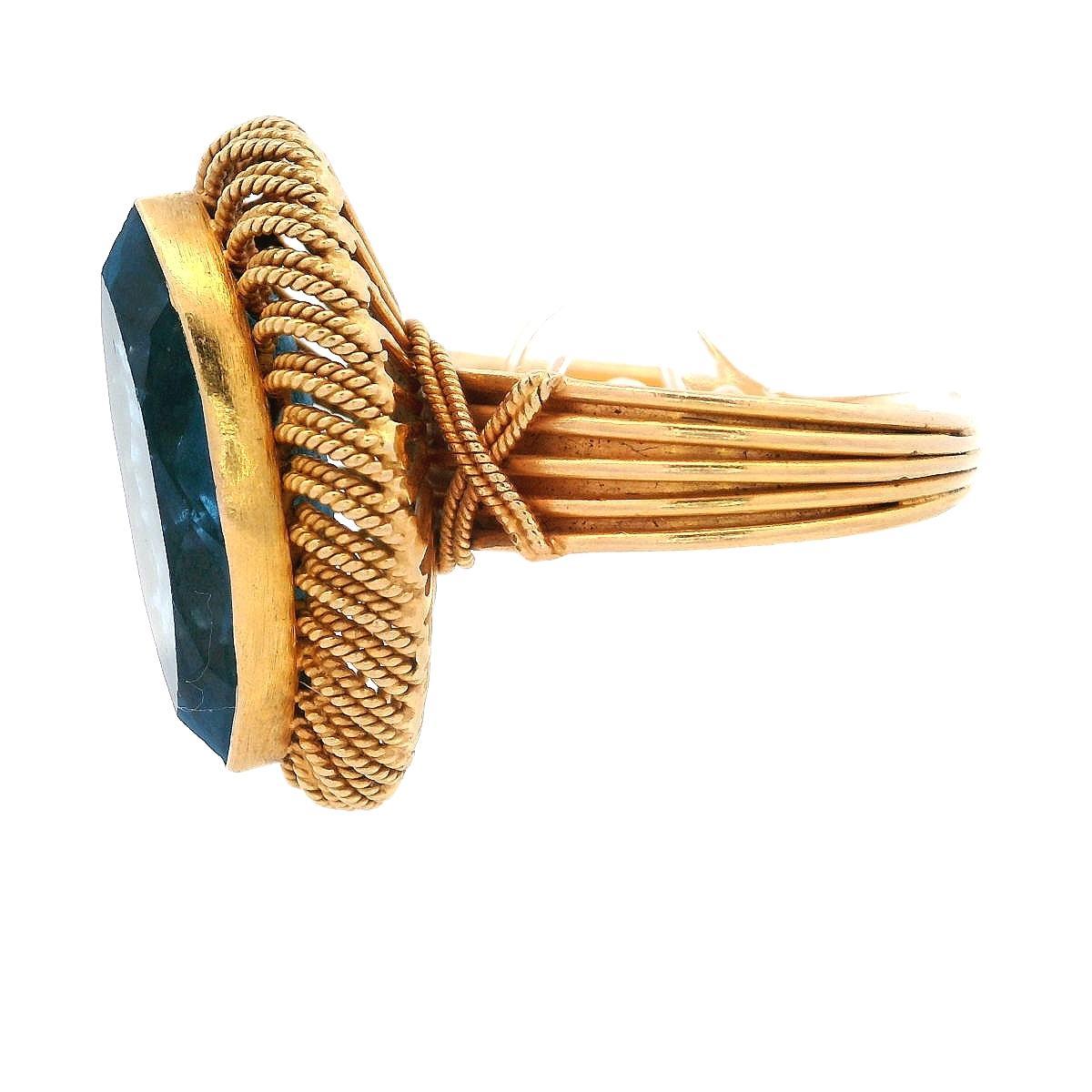 Bague rétro de 1950 poinçonnée en or jaune 18 carats avec topaze bleue Excellent état - En vente à Aventura, FL