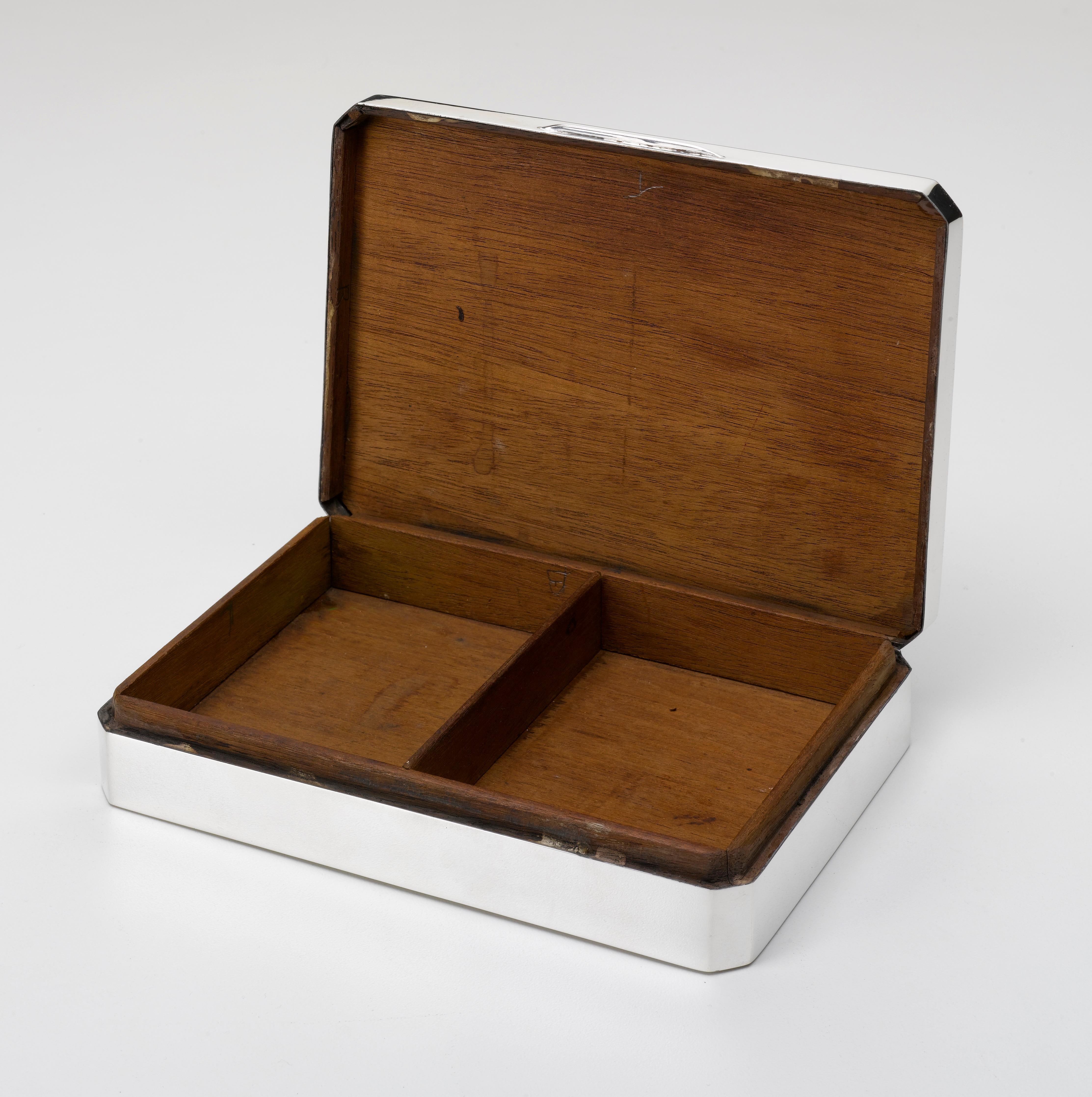 Nous vous proposons une superbe boîte à souvenirs en métal argenté datant de 1900, avec le poinçon associé. Cette petite boîte comprend un intérieur en bois avec deux fentes et un carré vide sur le dessus où des initiales auraient pu être gravées.