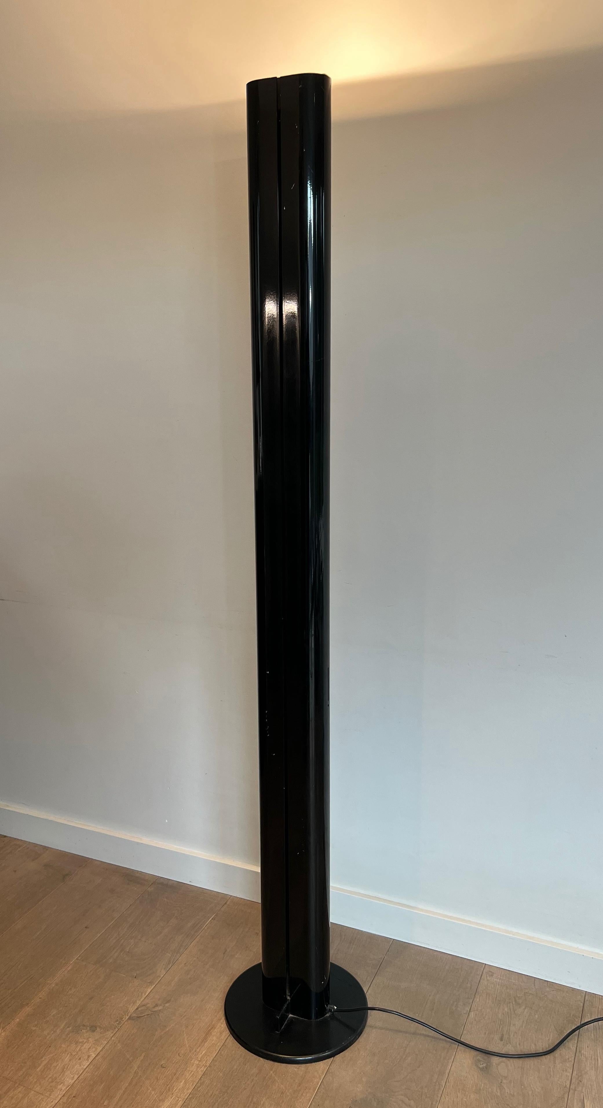 Ce très beau lampadaire Hallogen est en métal laqué noir. Il s'agit d'une œuvre italienne. Il s'agit du modèle Megaron de Gianfranco Frattini. Circa 1980
