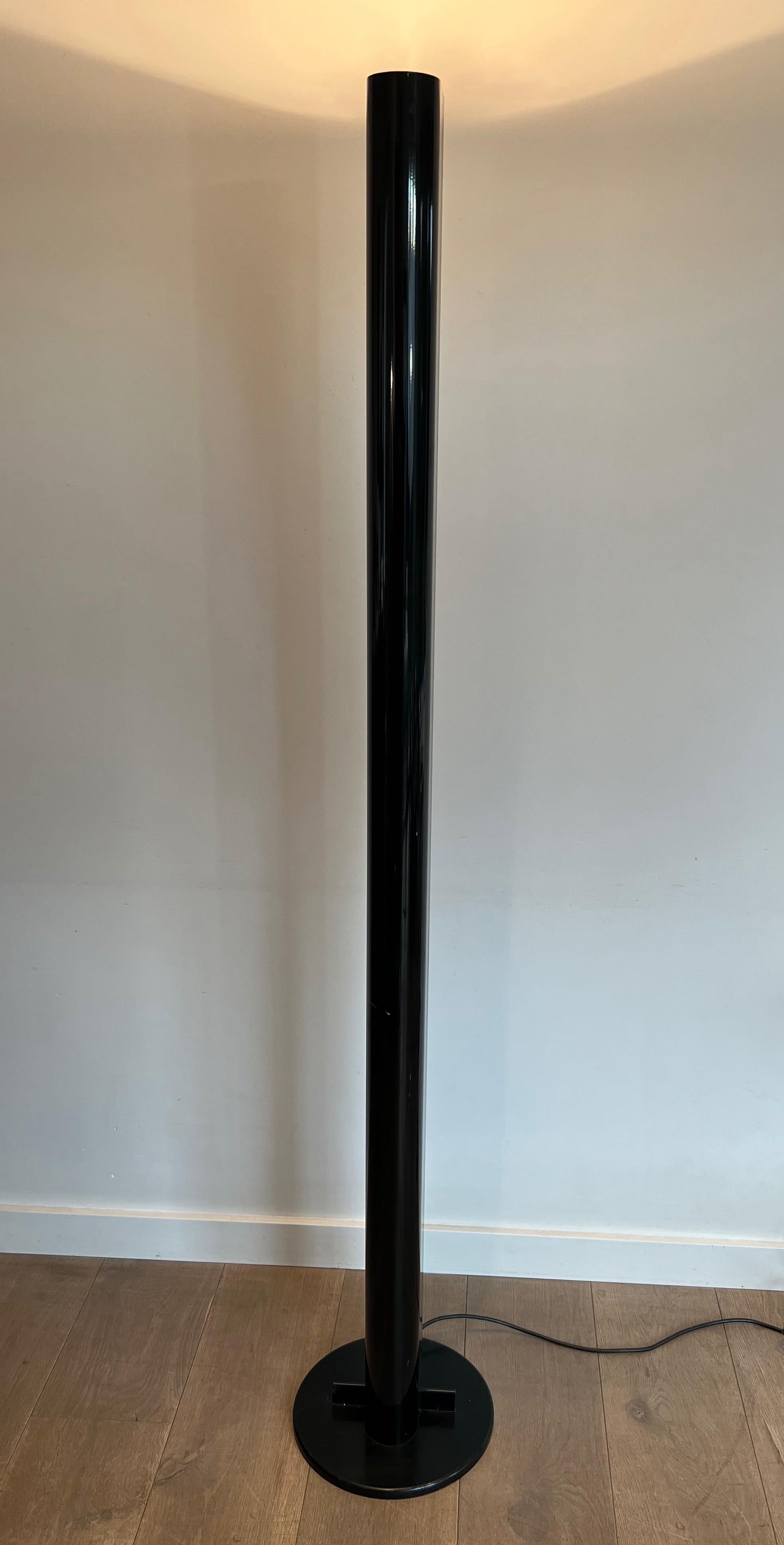 Mid-Century Modern Lampadaire Hallogen Modèle Megaron en métal laqué noir par Gianfranco en vente