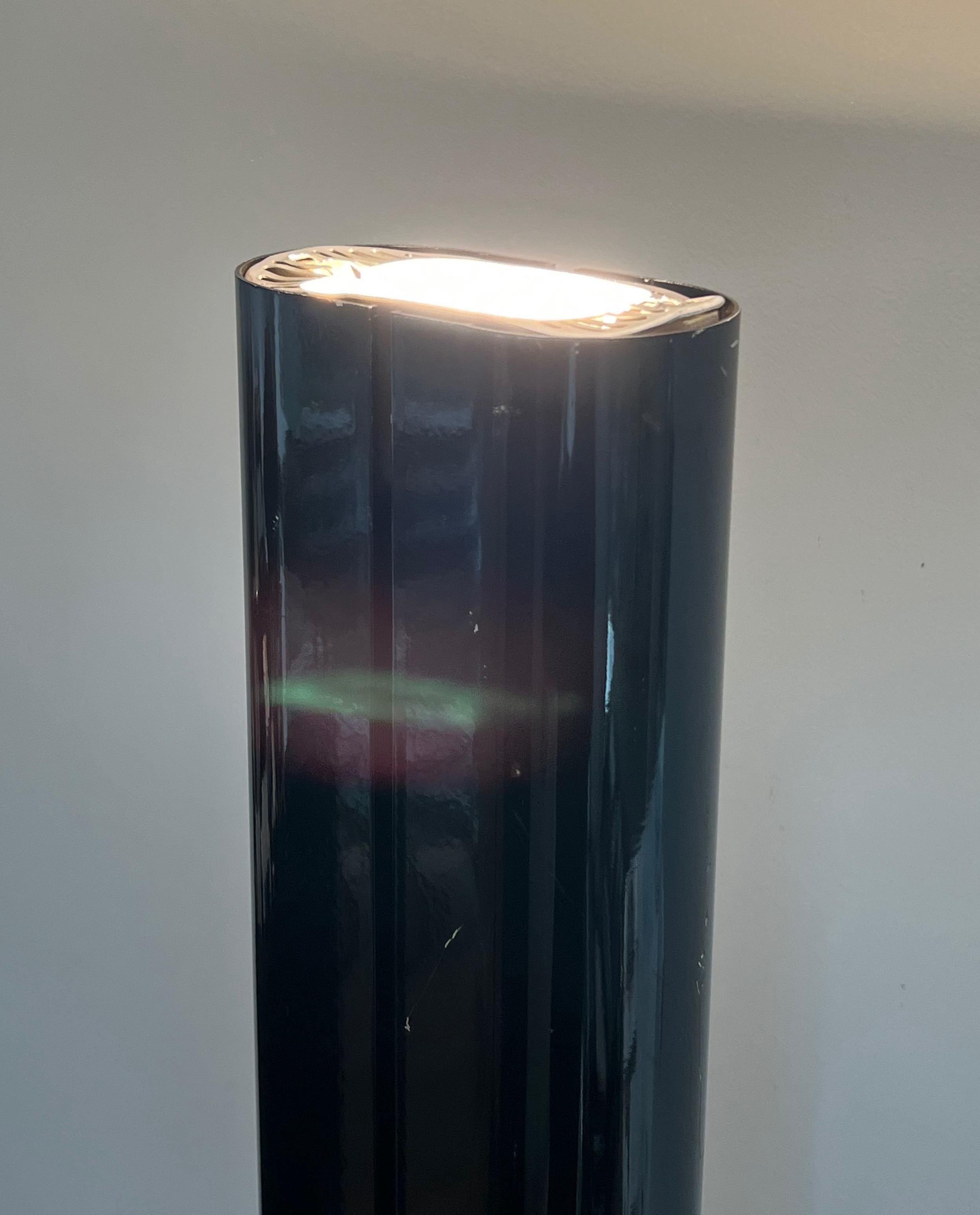 Français Lampadaire Hallogen Modèle Megaron en métal laqué noir par Gianfranco en vente
