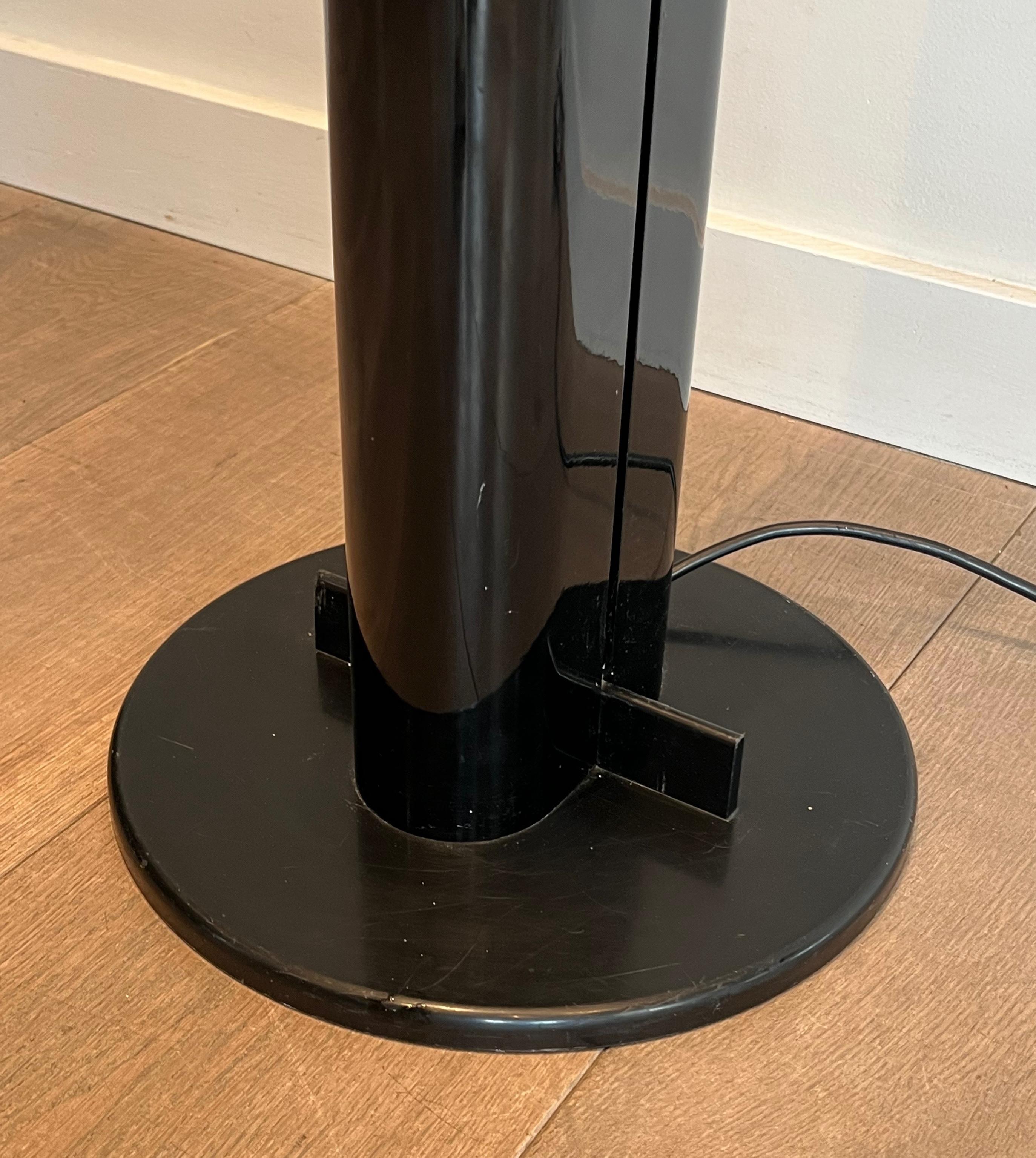 Fin du 20e siècle Lampadaire Hallogen Modèle Megaron en métal laqué noir par Gianfranco en vente