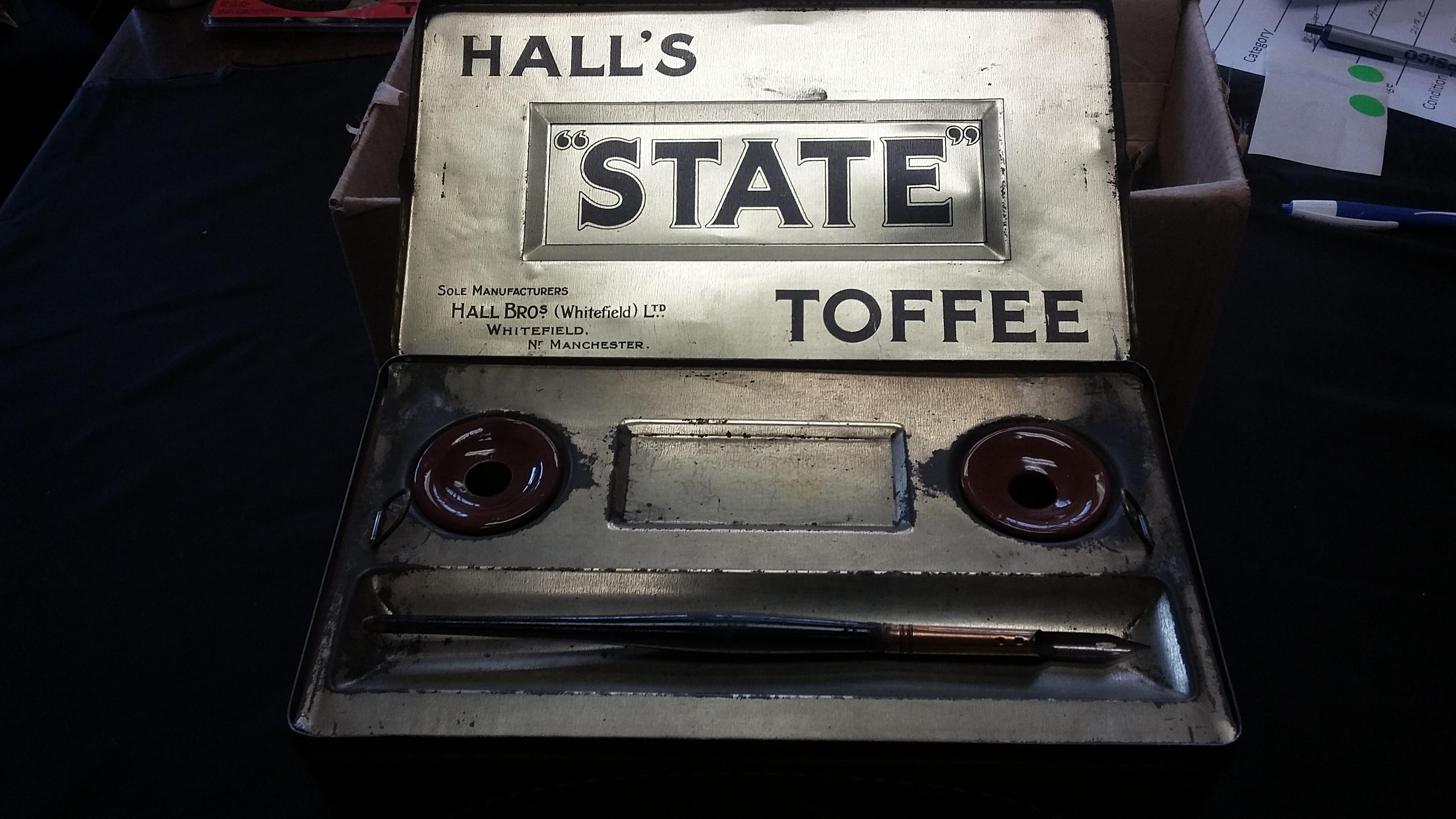Die staatliche Toffee-Werbebox von Tin Litho Hall, die gleichzeitig als Tintenfass diente. Die Schachtel ist auf dem Innendeckel mit 