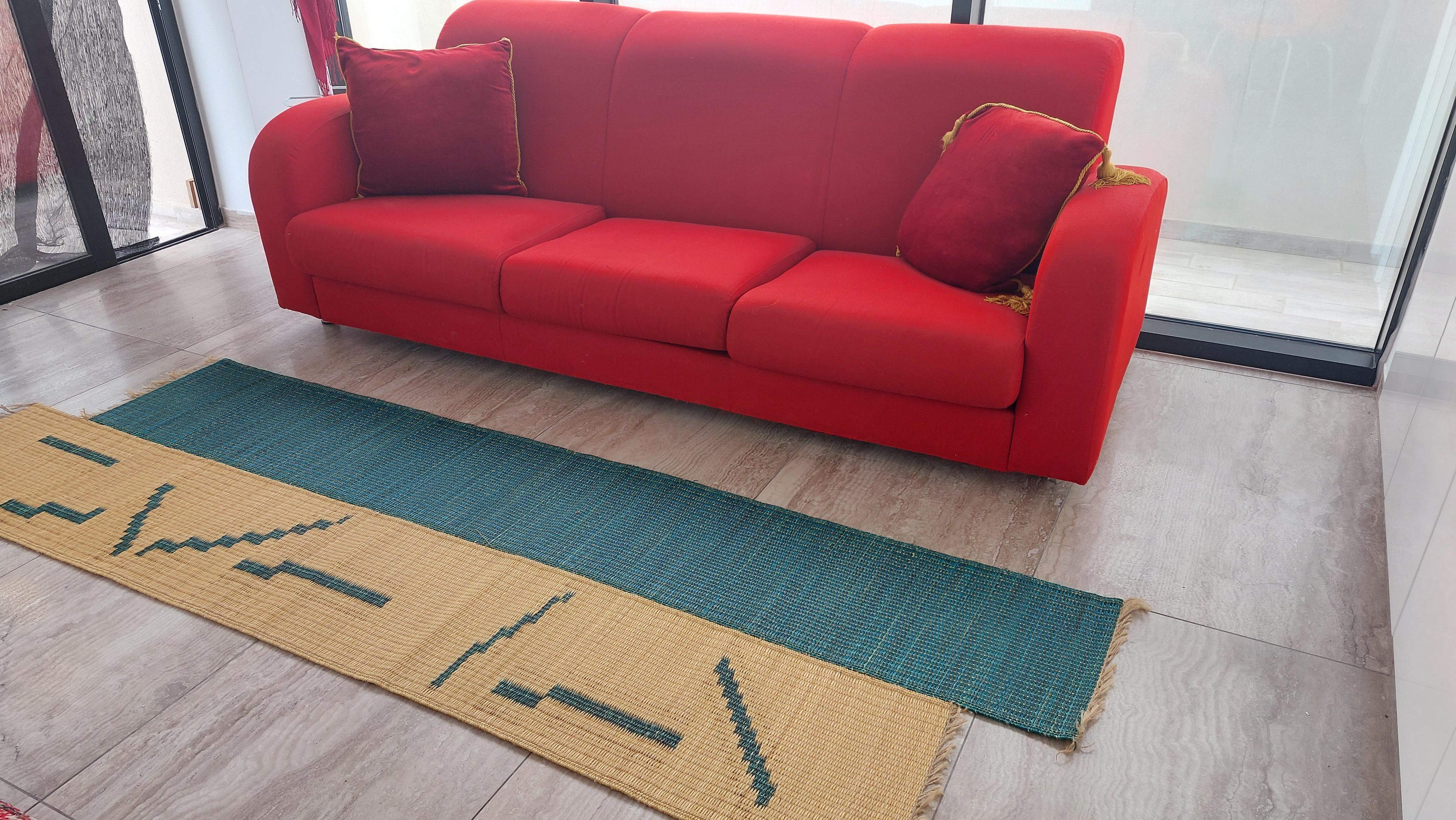 This runner rug, through its irregular shape, reflects a new way of assembling mats in 2 staggered bands, and reflects the contribution of design crafts in the art of weaving mats in Smar (sea rush).
This irregularly shaped natural fiber rug