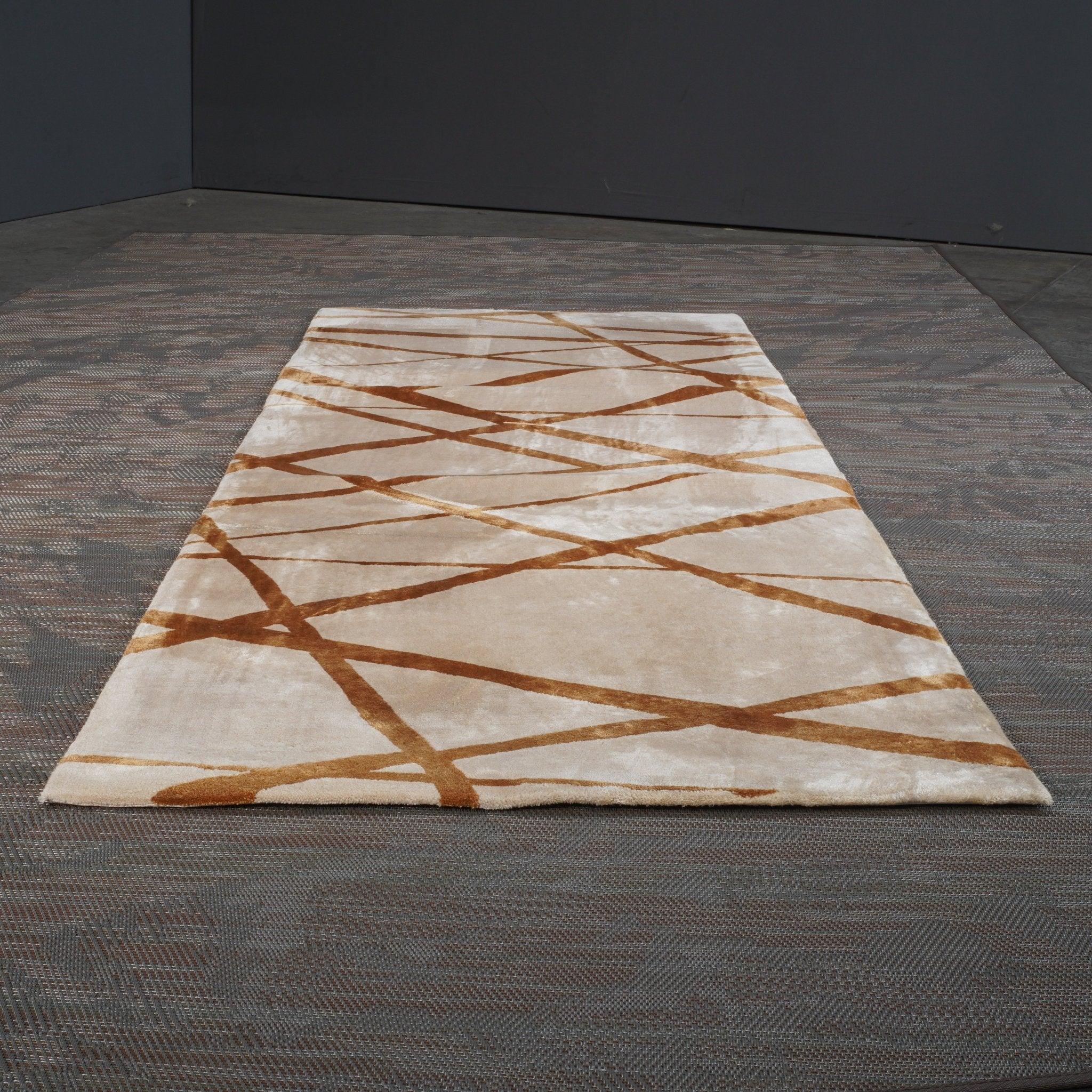 Der Hallway Runner Beige Area Rug verleiht jedem Flur einen Hauch von Eleganz und Komfort. Seine neutrale Farbe und die hochwertigen MATERIALIEN machen ihn zu einer vielseitigen und stilvollen Ergänzung Ihrer Einrichtung, die sowohl funktional als