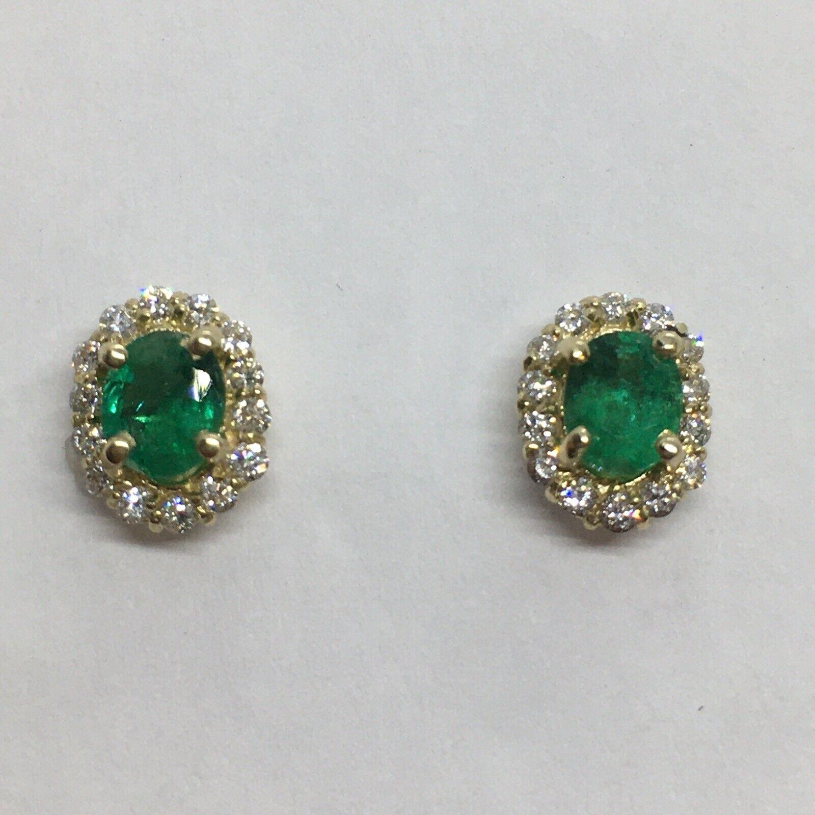 Moderniste Boucles d'oreilles Halo 1/5 Ct CTW Diamond Oval Natural Columbian Emerald en vente