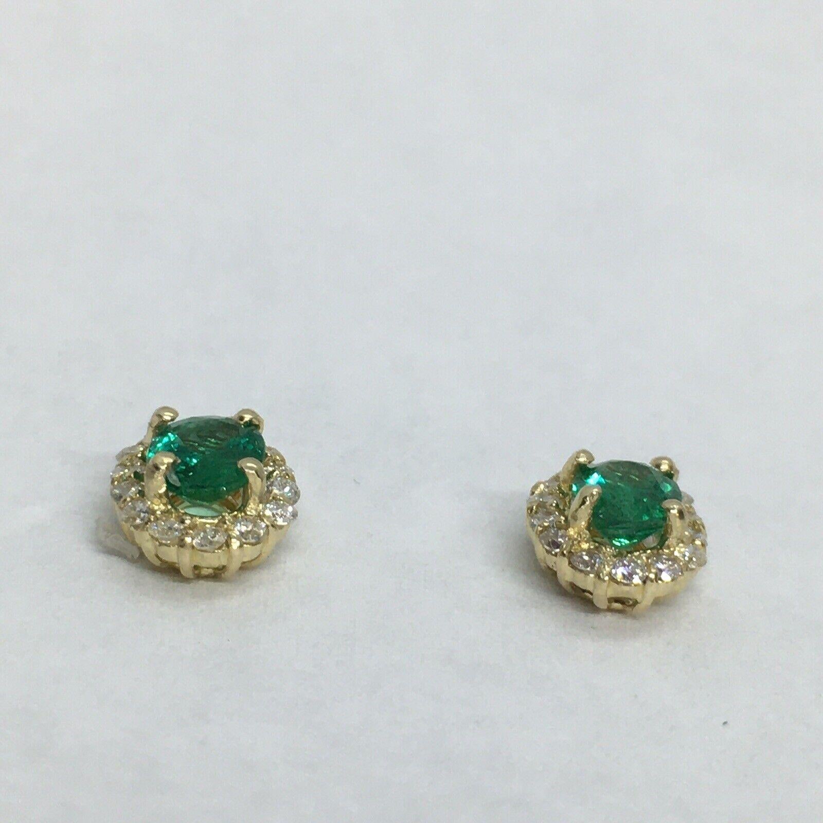 Taille ovale Boucles d'oreilles Halo 1/5 Ct CTW Diamond Oval Natural Columbian Emerald en vente