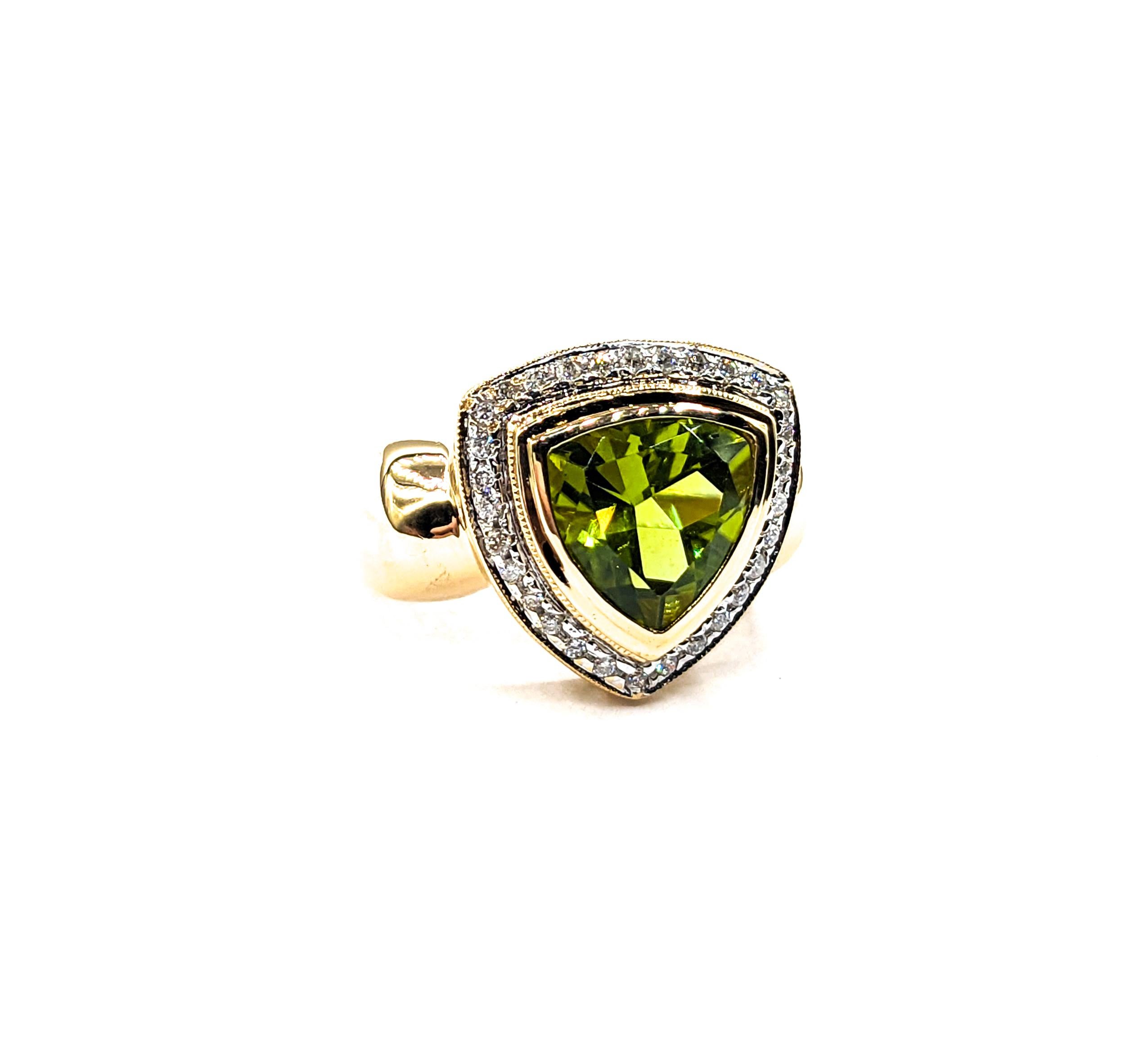 Halo 3.25ct Peridot & Diamonds Ring In Yellow Gold For Sale 6