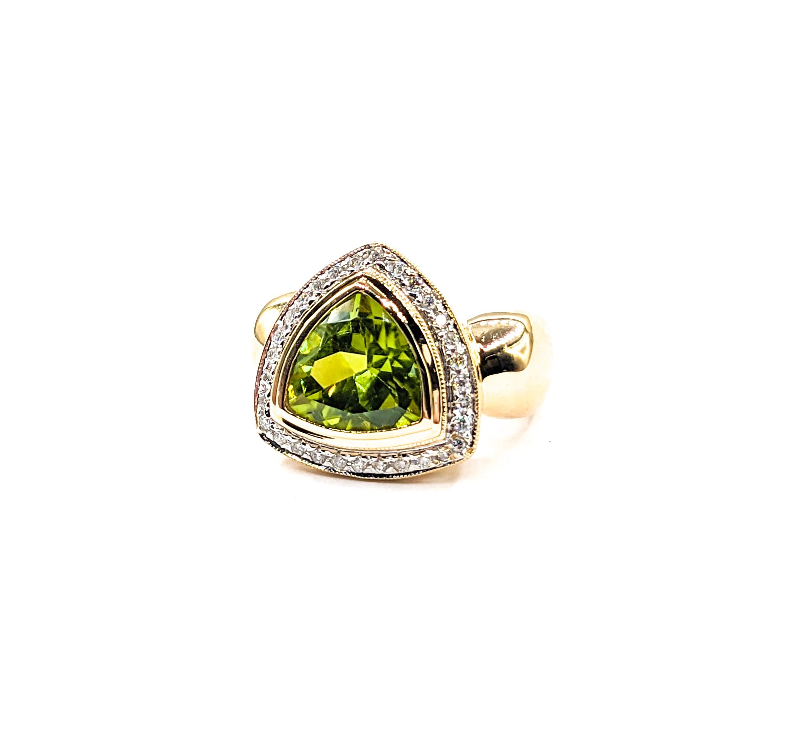 Contemporary Halo 3.25ct Peridot & Diamonds Ring In Yellow Gold For Sale