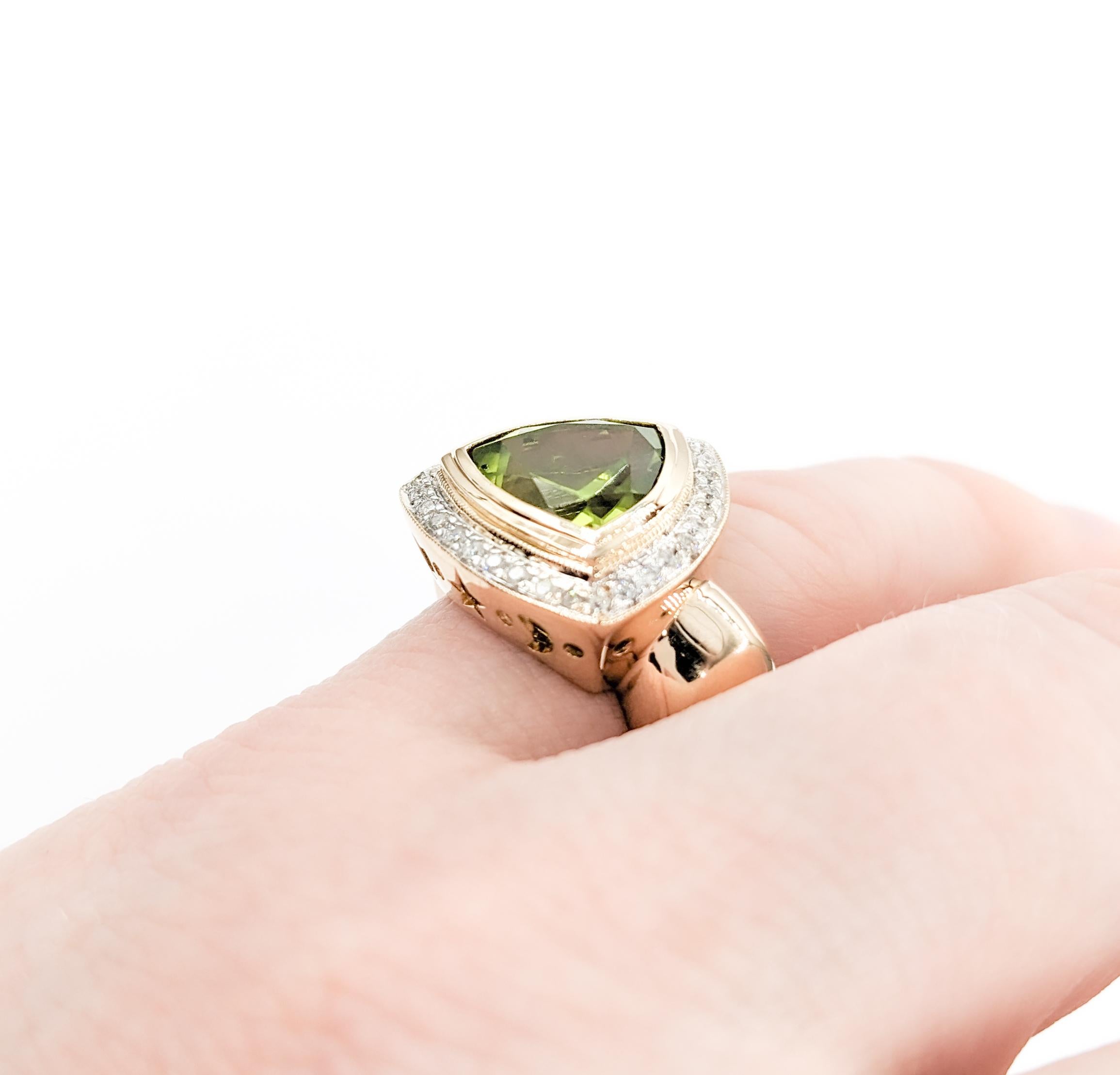 Halo 3.25ct Peridot & Diamonds Ring In Yellow Gold In Excellent Condition For Sale In Bloomington, MN