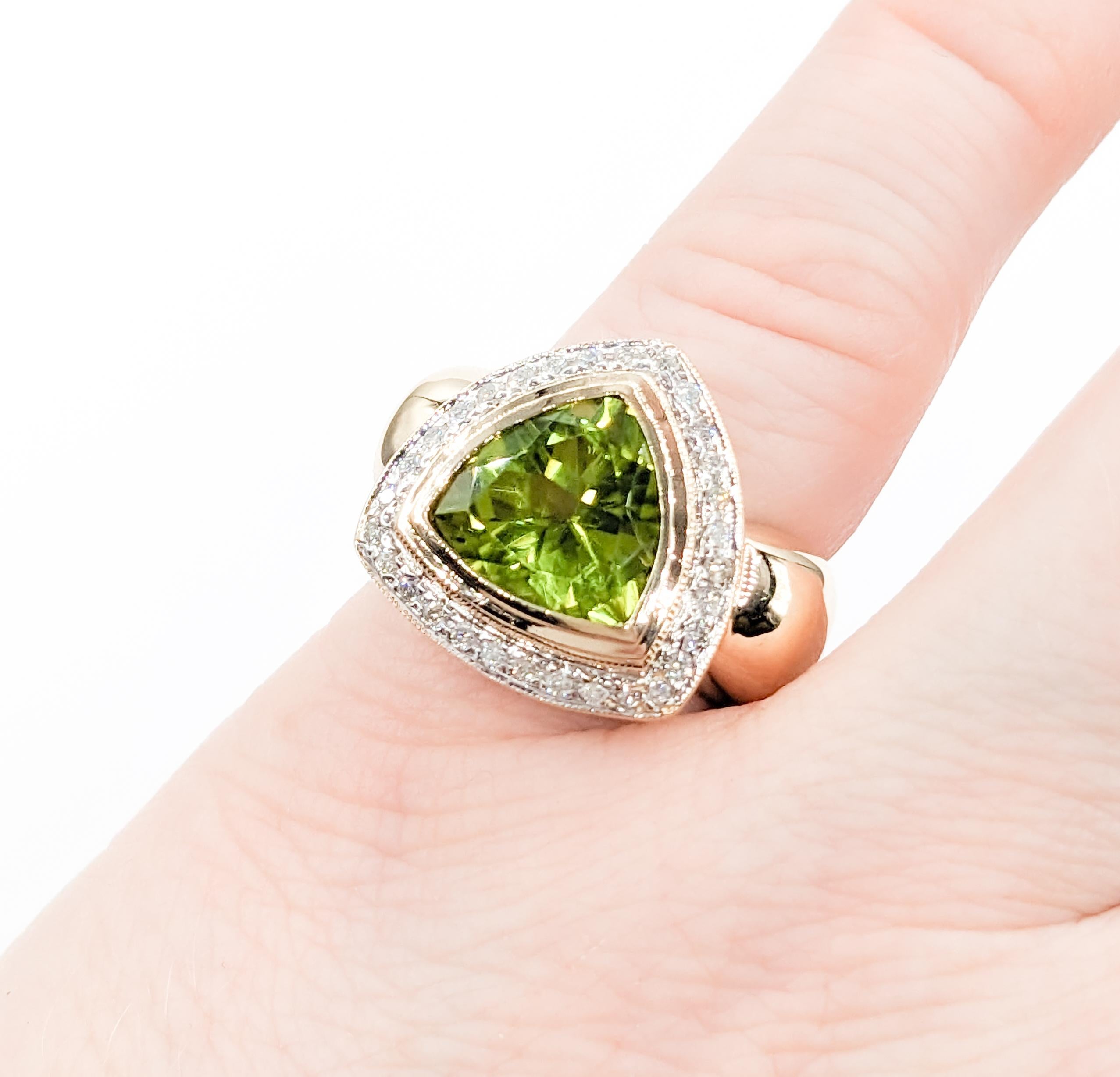 Halo 3.25ct Peridot & Diamonds Ring In Yellow Gold For Sale 1
